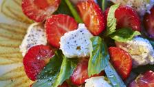 7 menus complets pour la semaine du 22 au 28 juin : des brochettes grecques à la salade fraise-feta
