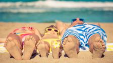 «LâItalien aime ĂȘtre bien habillĂ© en toutes circonstances» : comment reconnaĂźtre un EuropĂ©en sur la plage cet Ă©tĂ©