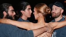 Cette tendre image de Céline Dion et de ses trois fils, enlacés en coulisses de son tout premier concert
