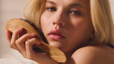 Brosse en poils de sanglier VS brosse classique : laquelle choisir ?