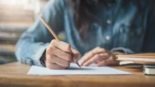 «Commémorer», «ciseaux»… Saurez-vous éviter ces fautes courantes de la langue française ?