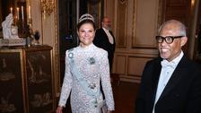 En robe longue H&M et diadĂšme Boucheron, Victoria de SuĂšde ose le mĂ©lange de marques Ă un dĂźner dâEtat
