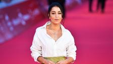 Leïla Bekhti, éblouissante à Rome en simple chemise blanche et longue jupe satinée dorée