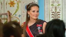 À 22 ans, Ingrid Alexandra de Norvège arbore un diadème d’améthystes hérité de sa grand-mère Sonja et de sa mère Mette-Marit pour un premier dîner d’importance