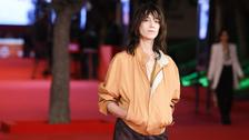 Charlotte Gainsbourg, blouson aviateur et dentelle transparente, décoiffe en Saint Laurent au Festival de Rome