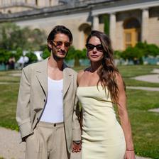 Alexandra Saint Mleux et son dos nu vertigineux, point de mire du défilé  Jacquemus à Versailles