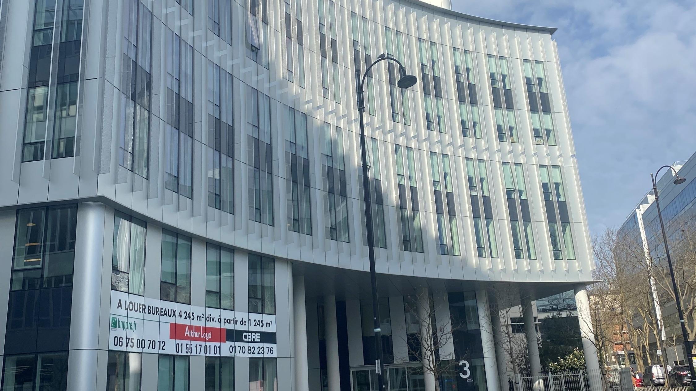 Immeuble de bureau proposant des espaces à la location à Rueil-Malmaison.