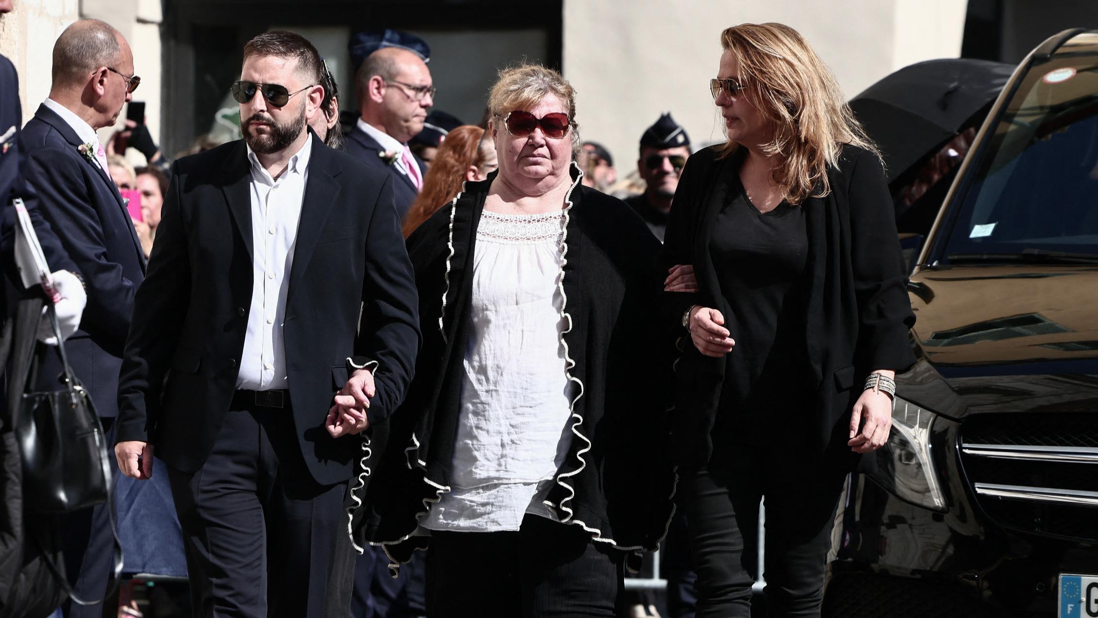 Obsèques de Loana : apparition discrète de sa famille lors de la cérémonie à Nice — People & Médias