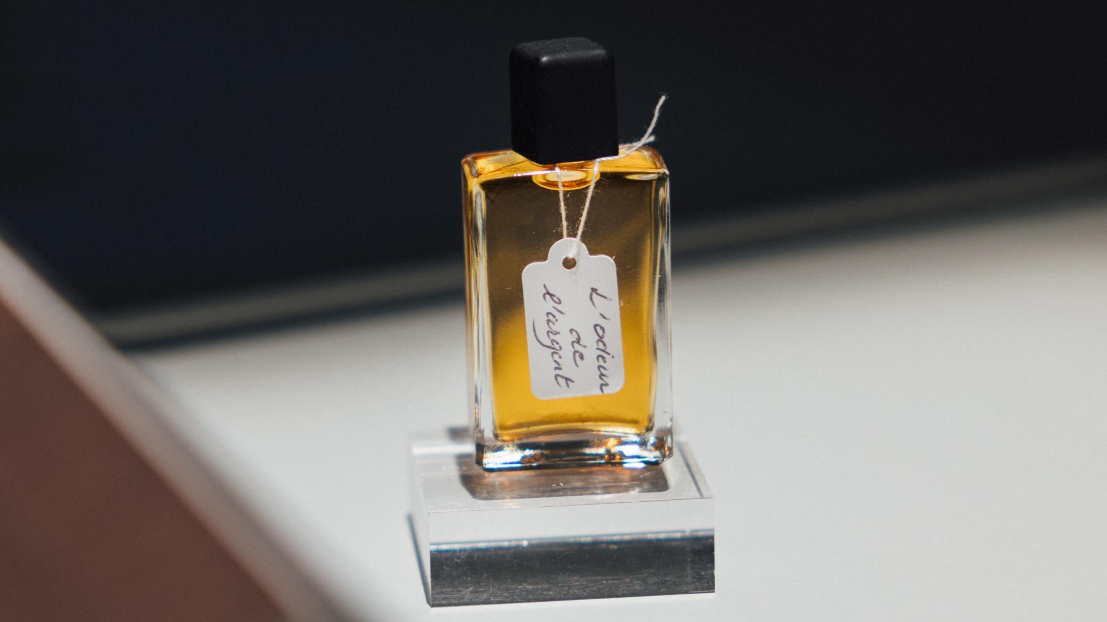 «J’ai compris grâce à Sophie Calle que le parfum doit répondre à d’autres expérimentations que sentir bon»: le Palais de Tokyo expose l’art olfactif de Francis Kurkdjian