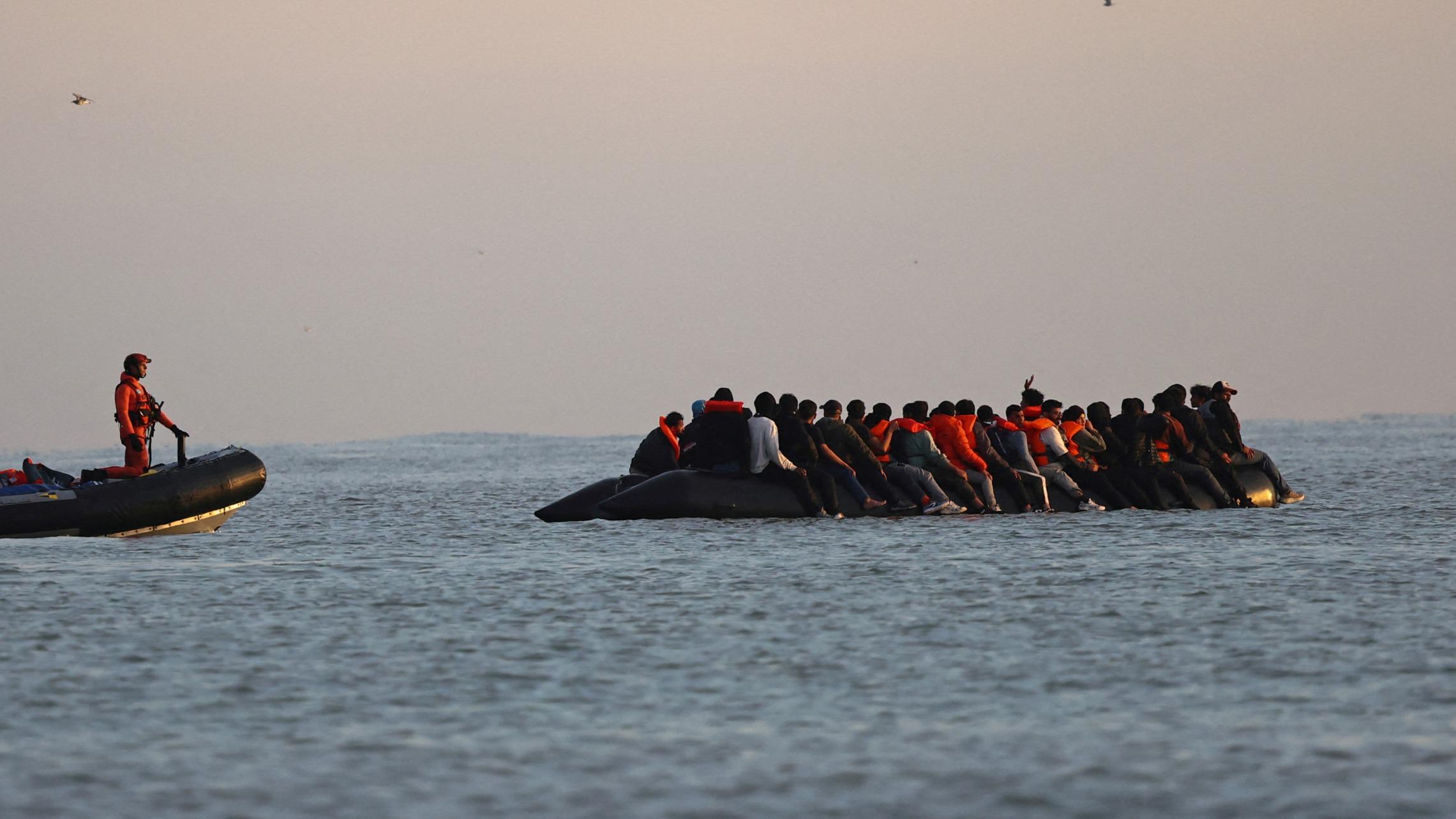 Manche : nouveau record avec 150 migrants à bord d’un même bateau