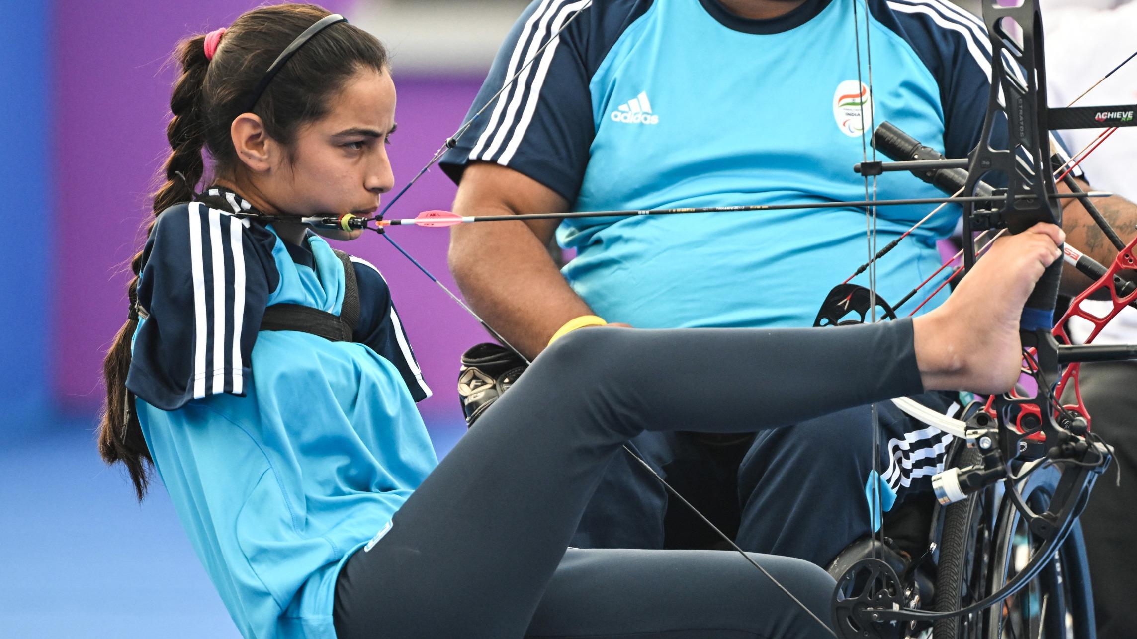 Jeux paralympiques : une para-archère indienne de 17 ans tire avec les pieds et bat le record du monde