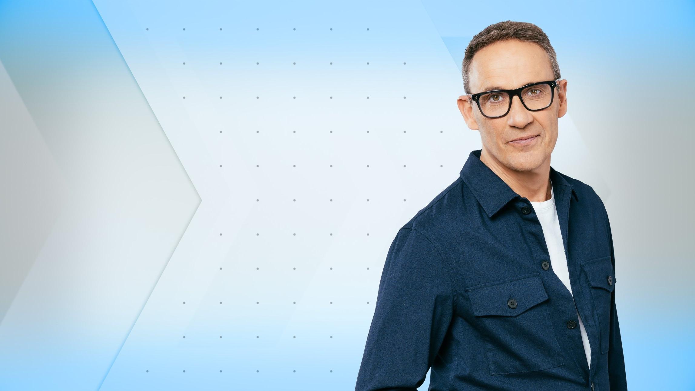Selon TV Magazine, Julien Courbet réagit avec humour à des rumeurs de licenciement diffusées par Closer — People & Médias