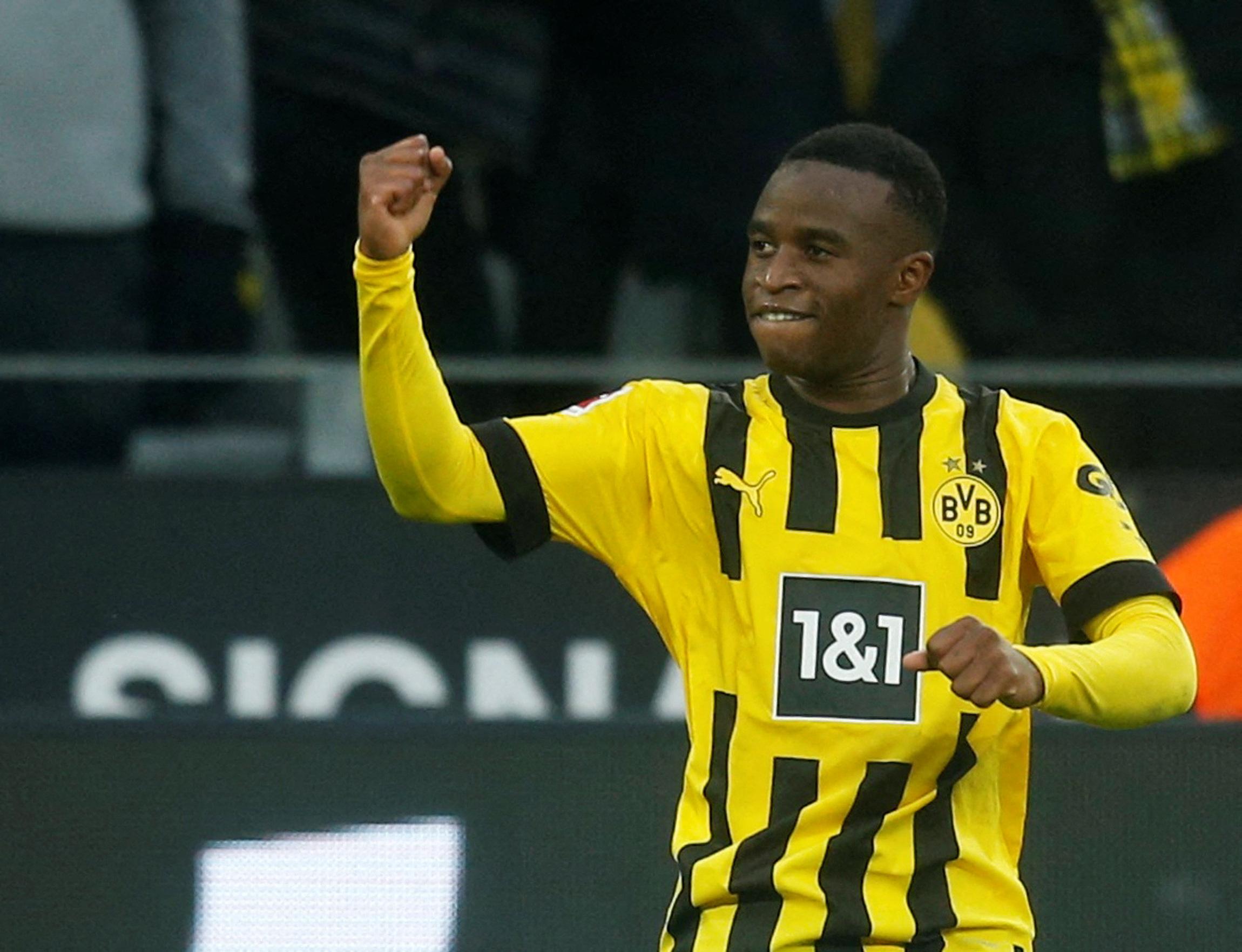 Bundesliga : Moukoko prolonge jusqu'en 2026 avec Dortmund