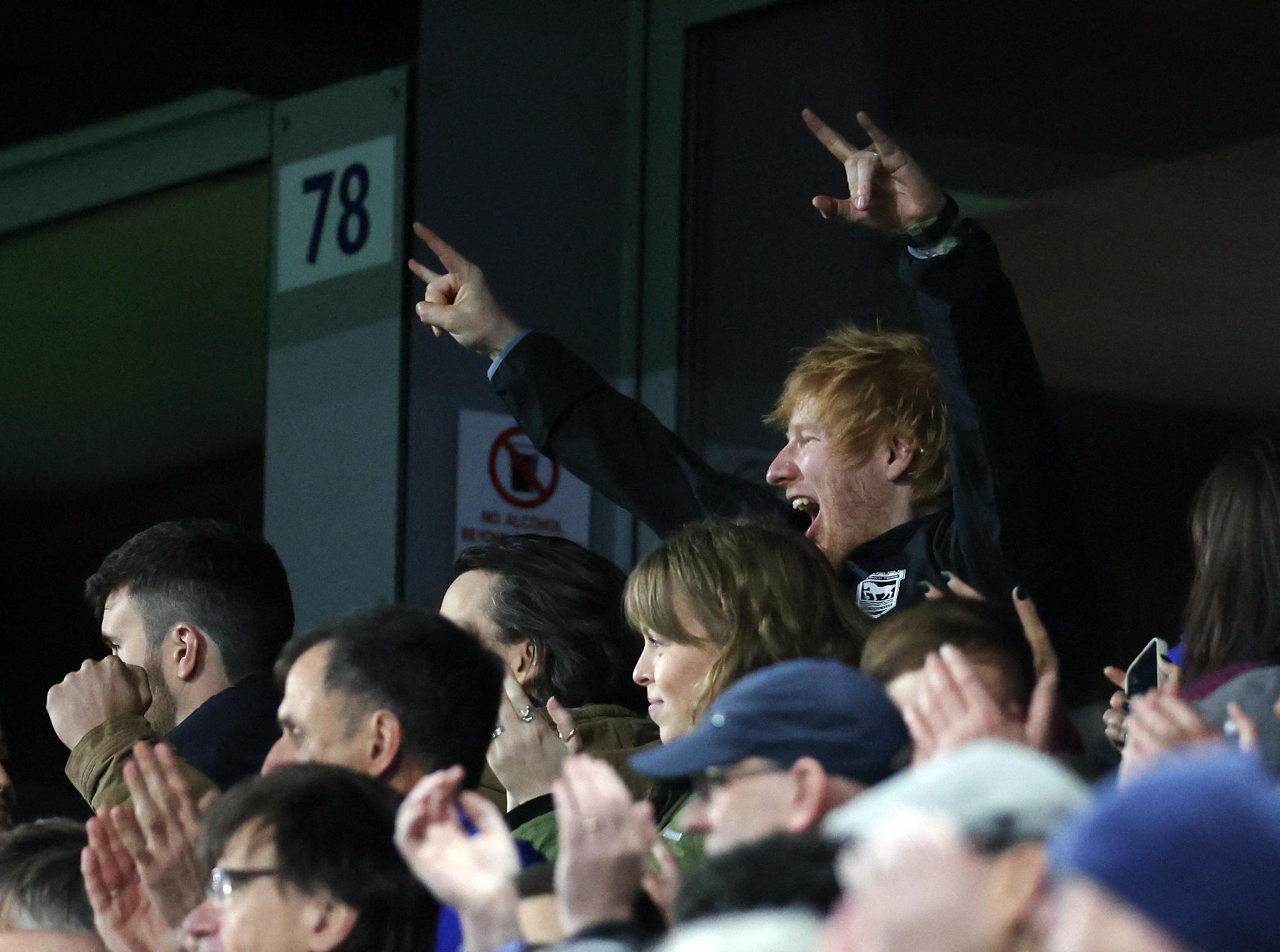 Doigt d’honneur et cul sec, Ed Sheeran répond au public après avoir été chambré aux Mondiaux de fléchettes