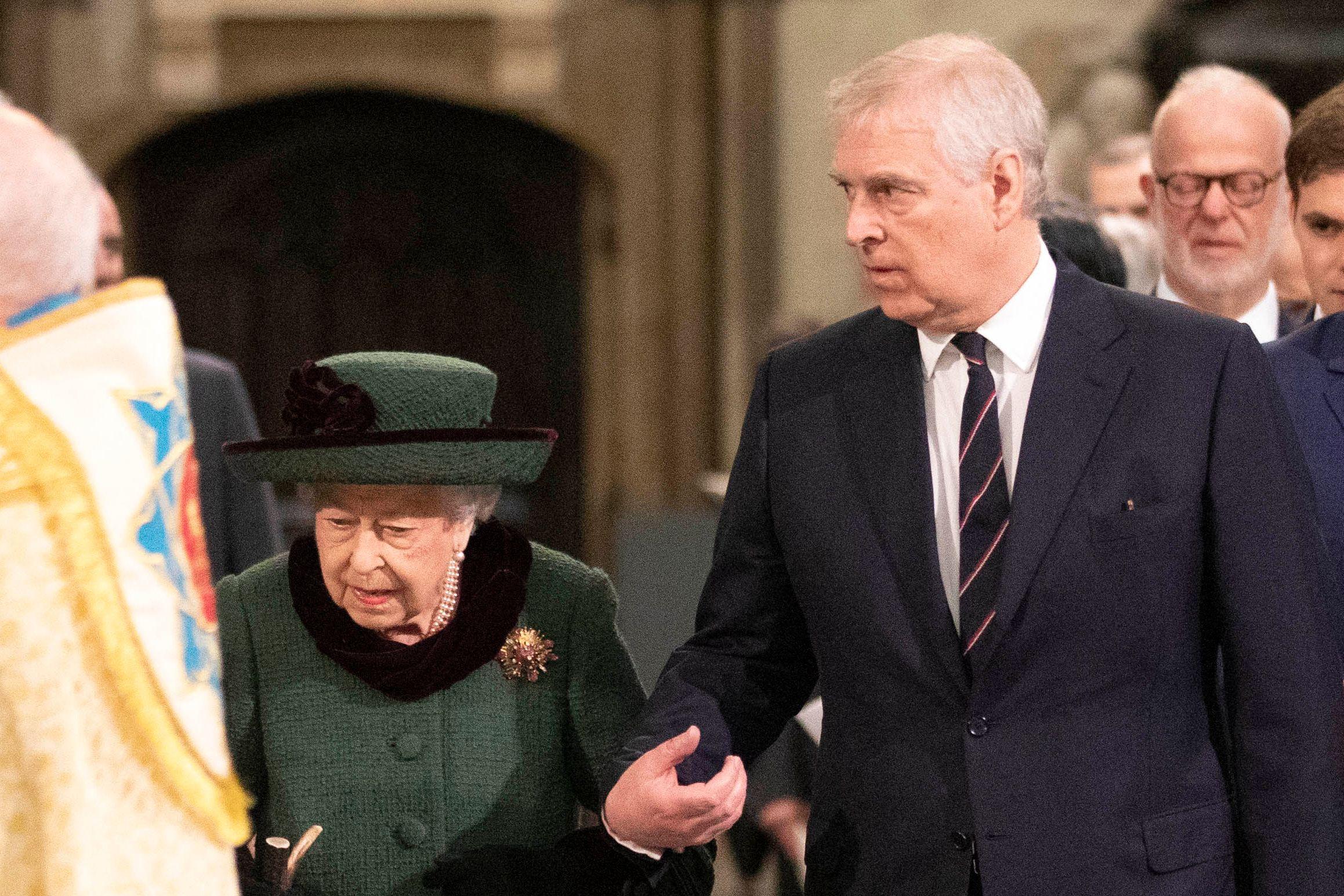 Très émue, Elizabeth II arrive à la cérémonie d&#039;hommage au prince Philip, au bras de son fils Andrew