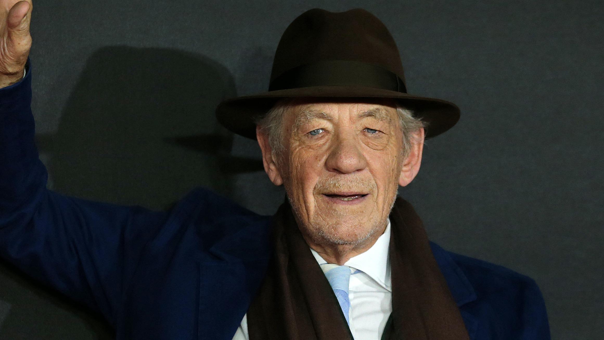 Ian McKellen reprend le bâton et le chapeau pointu de Gandalf dans le prochain Seigneur des Anneaux