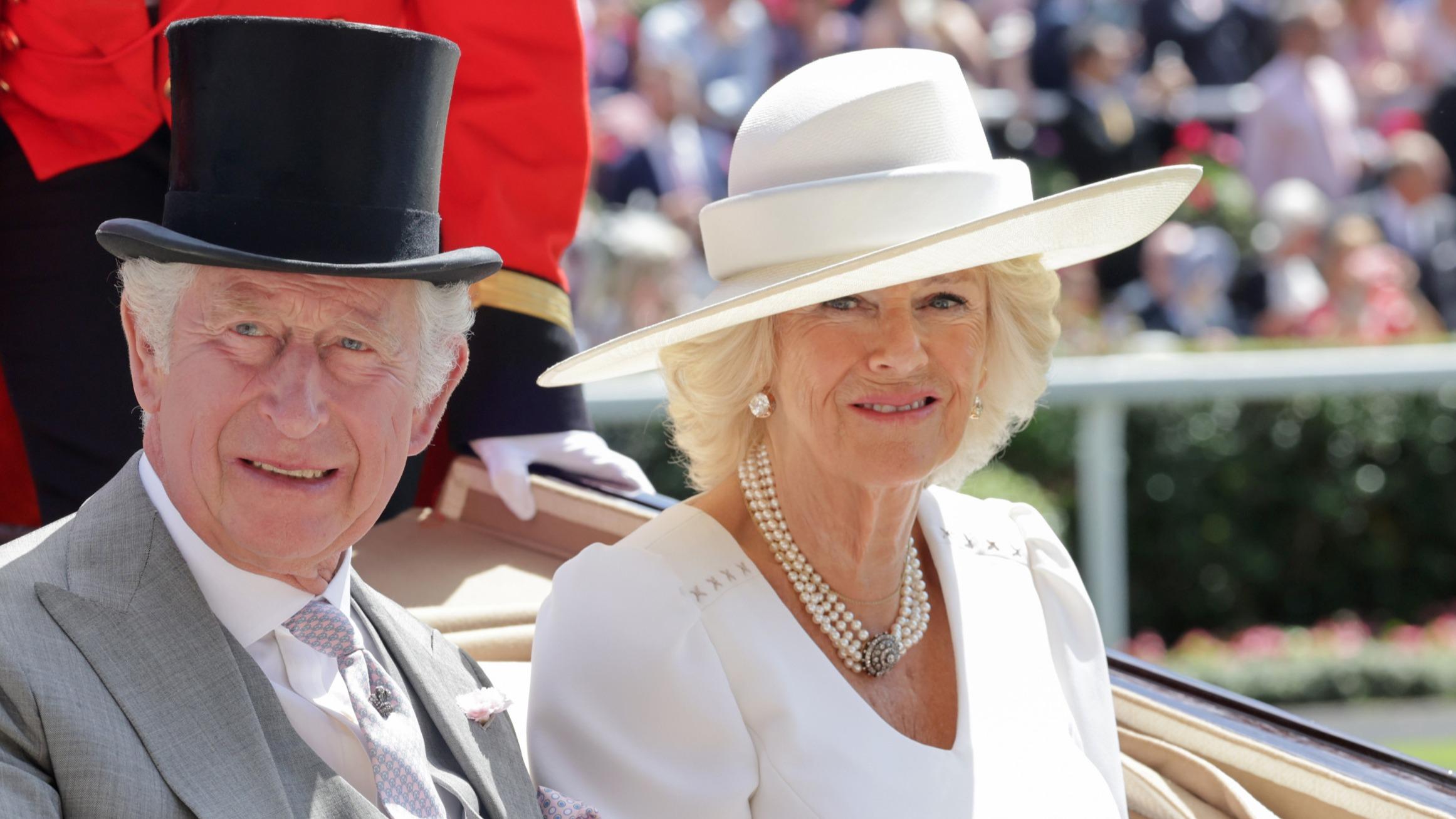 «J&#039;ai été scrutée, critiquée...» : Camilla Parker Bowles évoque son mariage avec le prince Charles, dans une rare interview