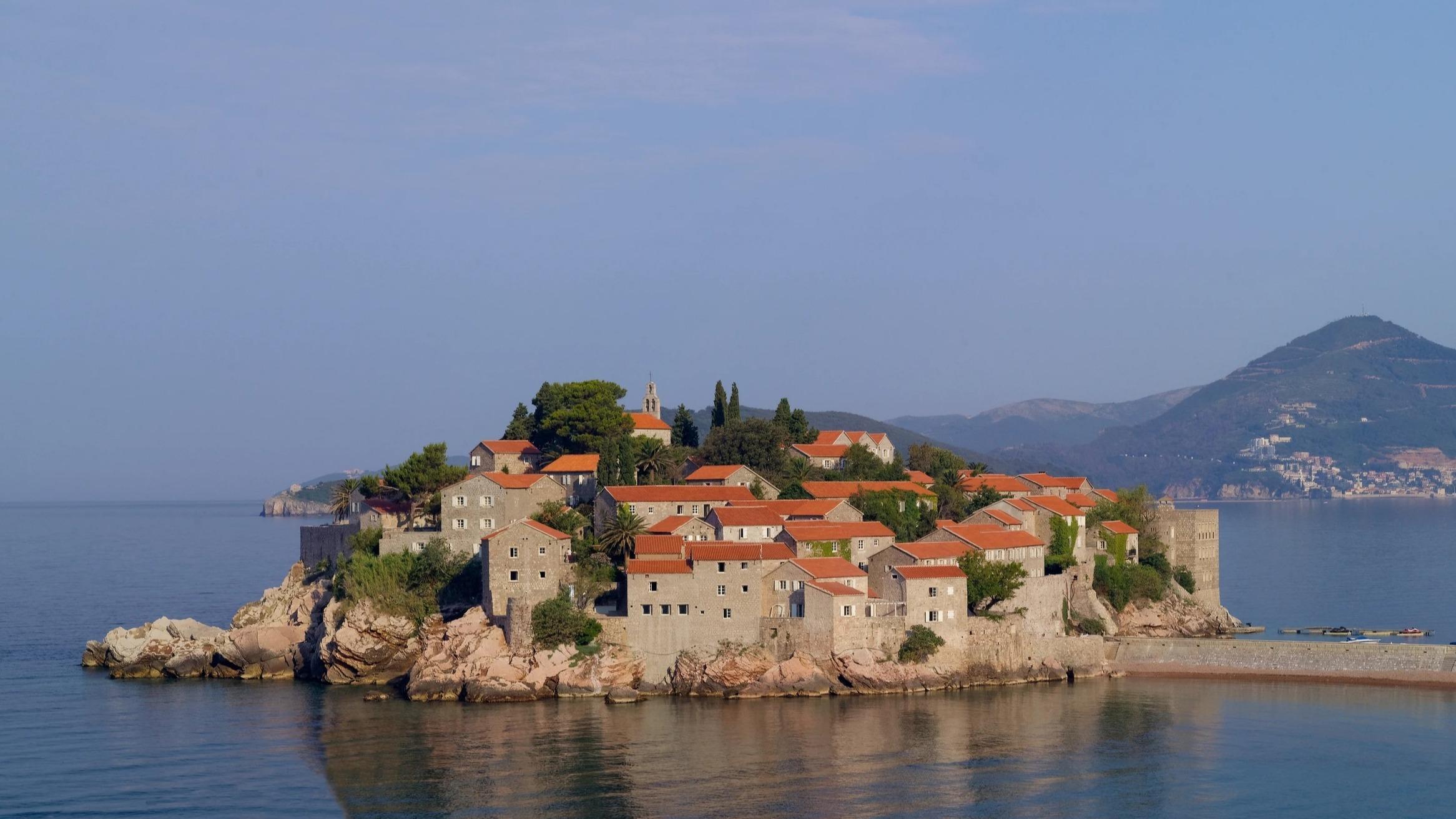 Au Monténégro, Sveti Stefan, l’île-hôtel des stars, rouvre après cinq ans de fermeture