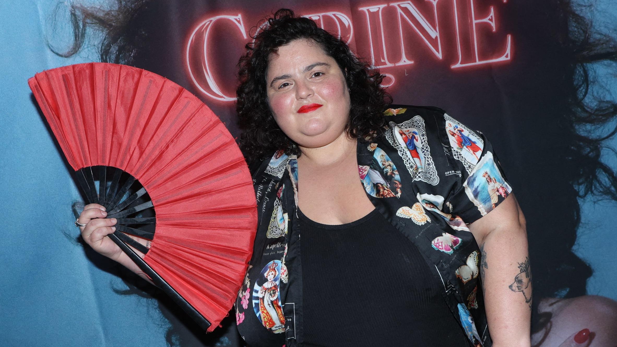La DJ Barbara Butch en concert devant la mairie du centre de Paris pour Noël