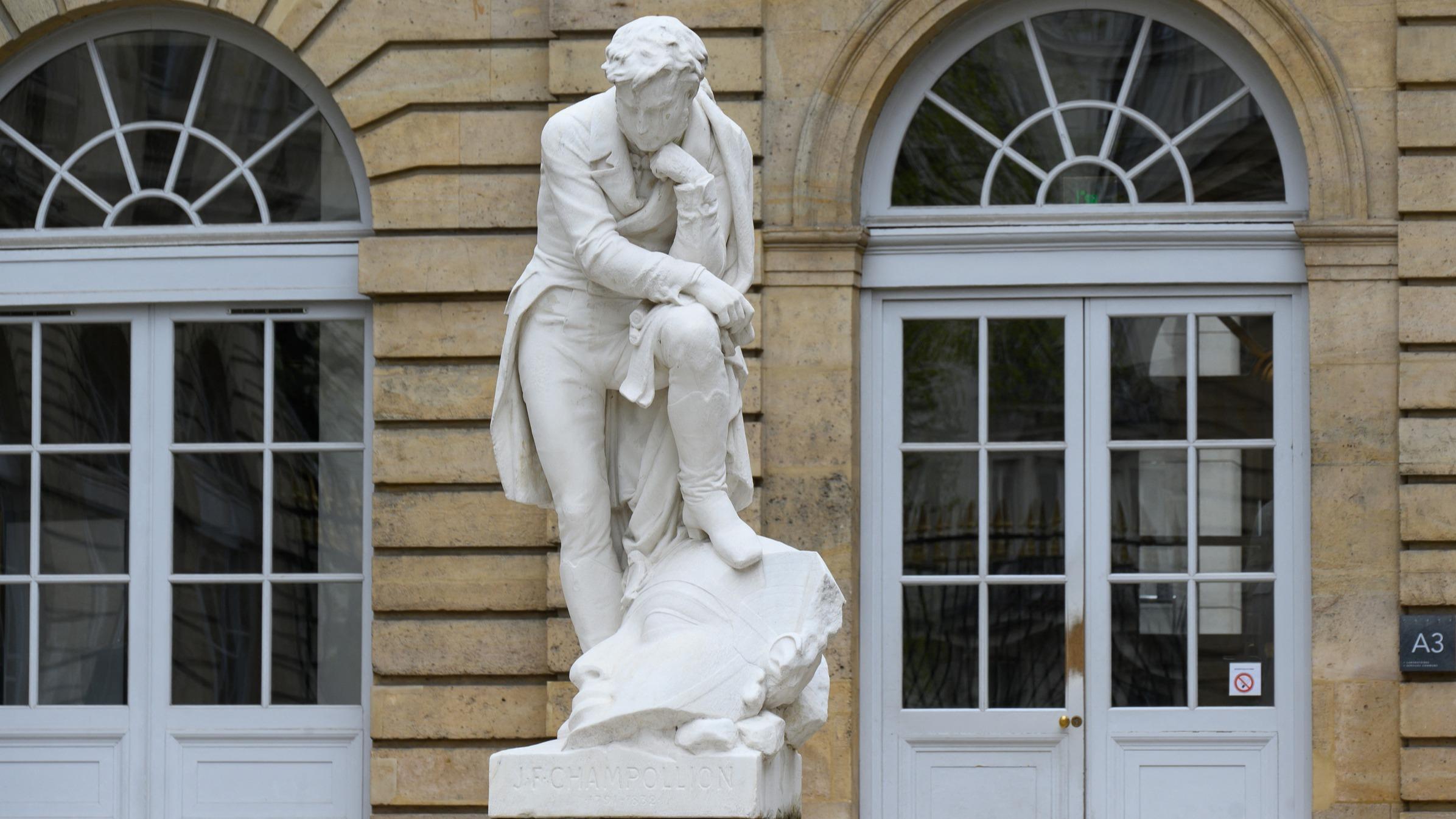Détérioration, révisionnisme... Champollion par Bartholdi, une statue qui ne laisse pas de marbre