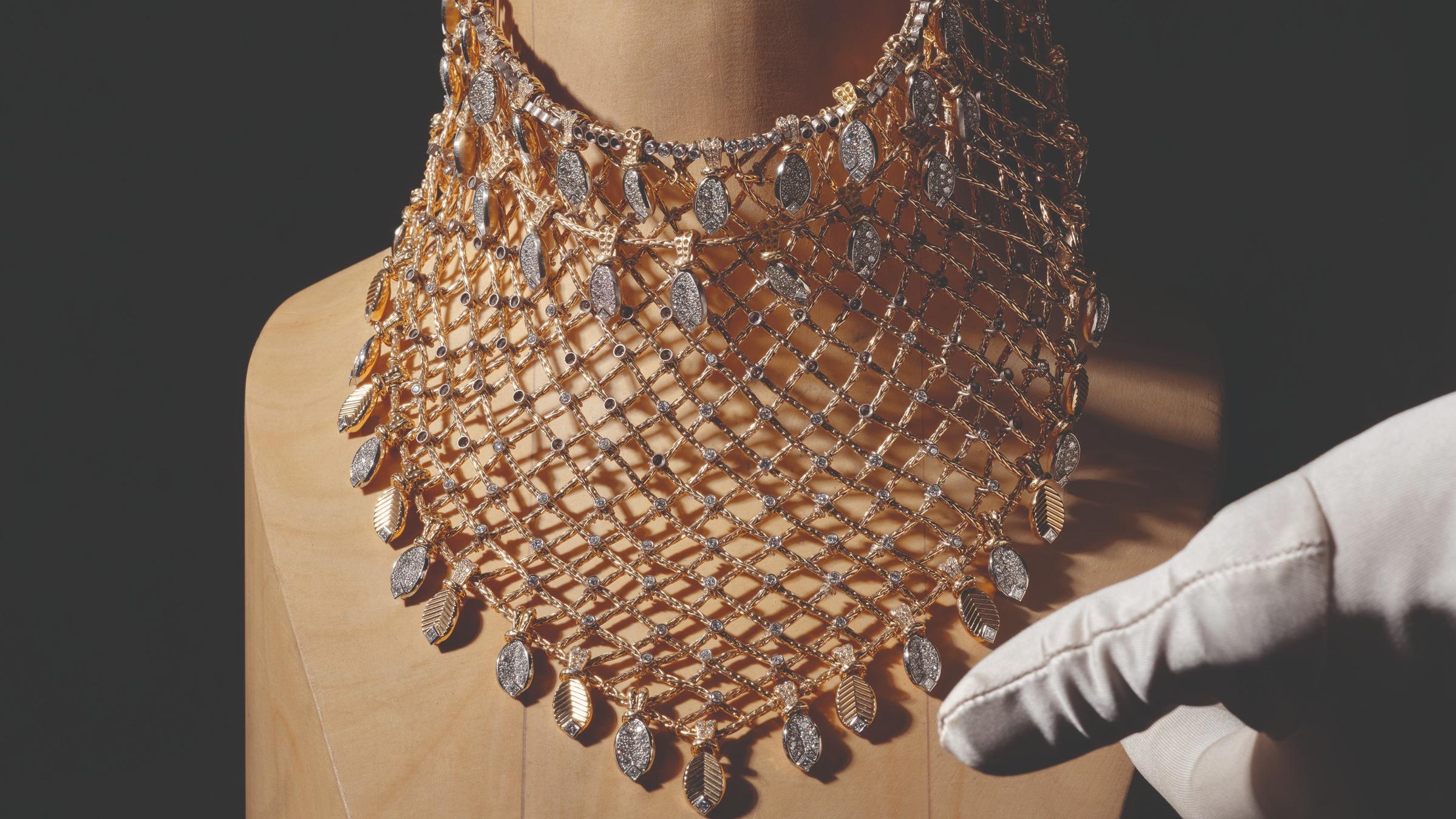 Un foulard bandana en or et diamants : les secrets de fabrication de la nouvelle prouesse de Cartier