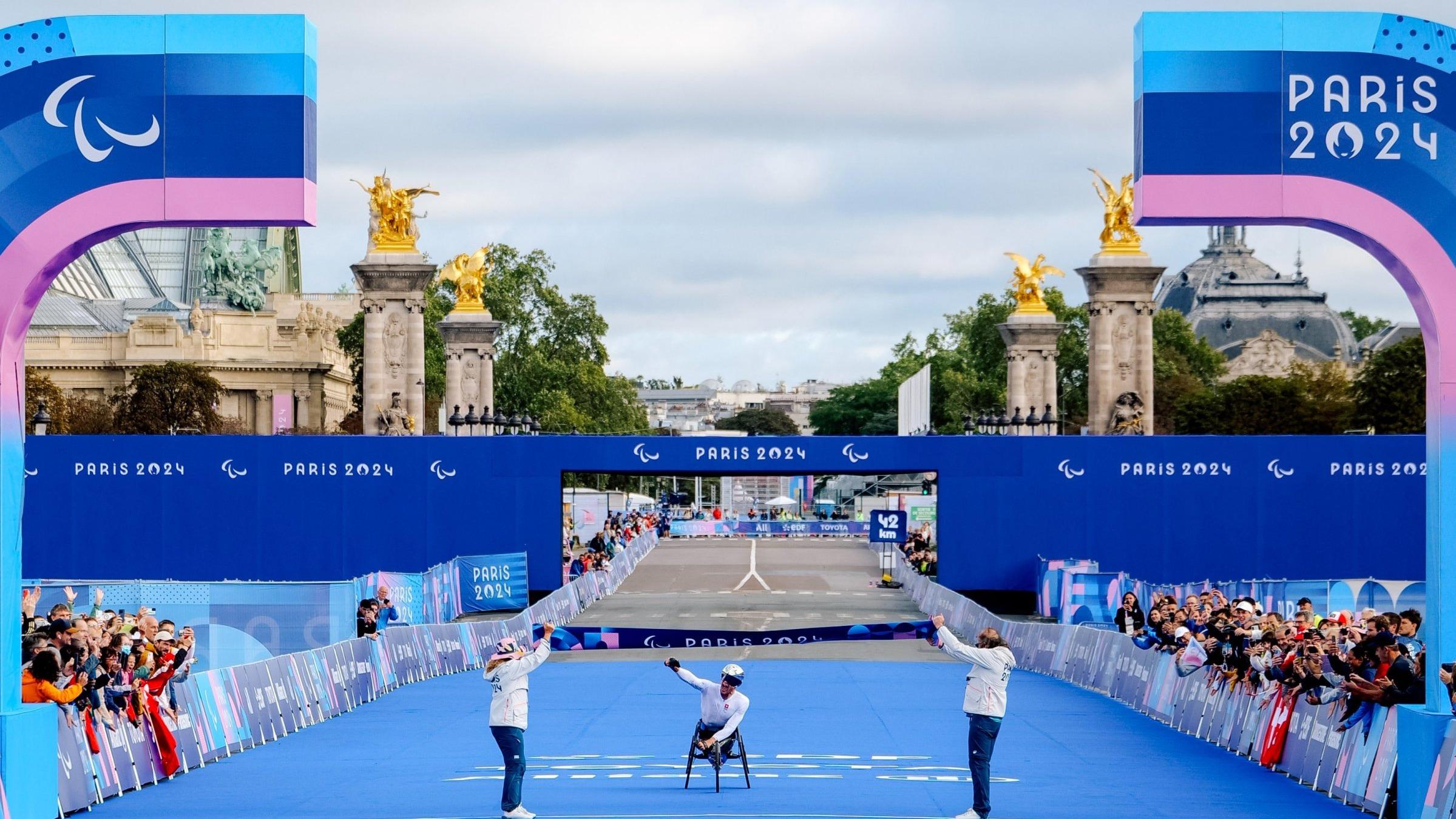 Jeux paralympiques : Marcel Hug et Catherine Debrunner en or, les Suisses font le doublé sur le marathon catégorie fauteuil