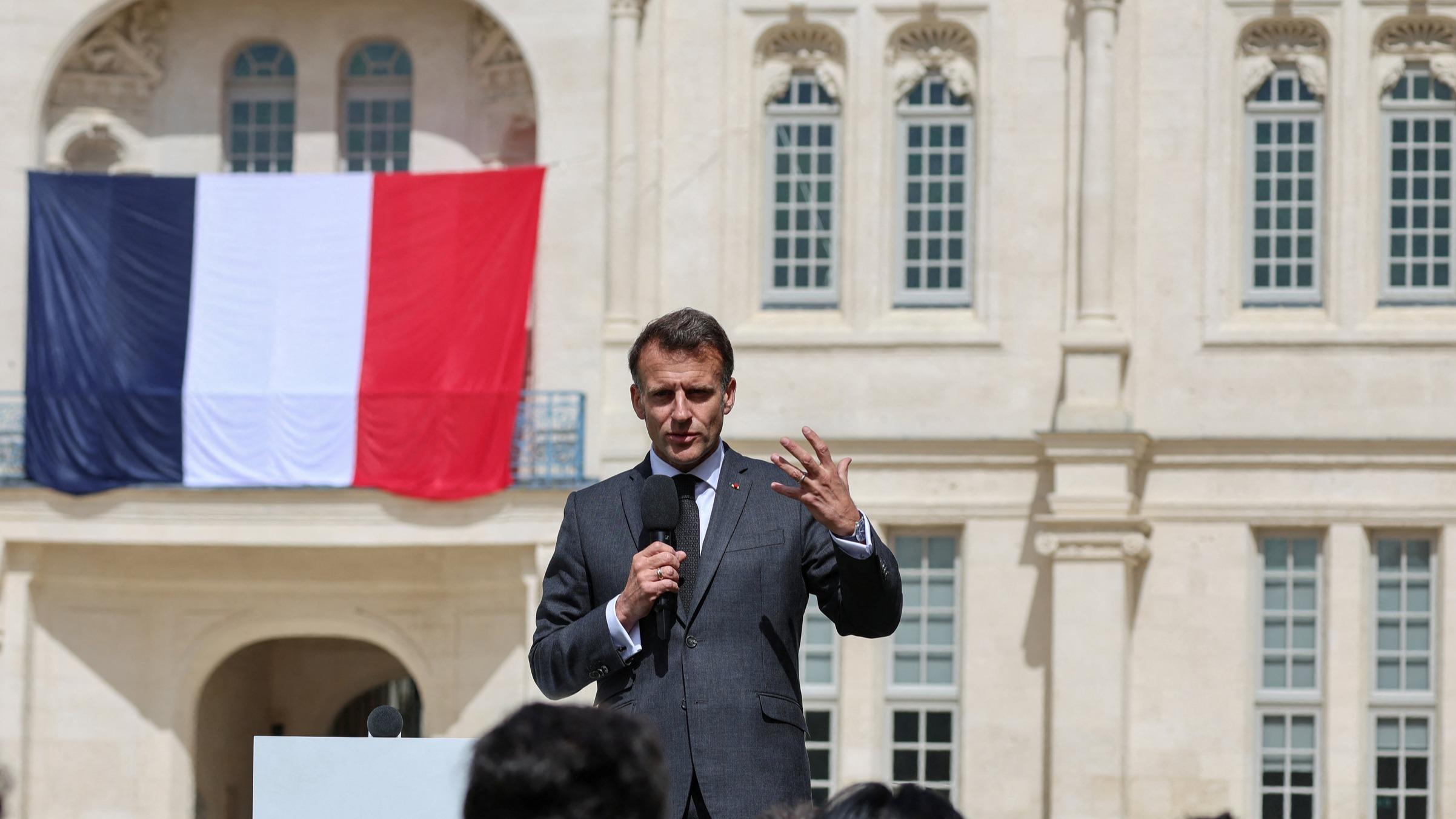 De la guerre au Moyen-Orient à la régulation des réseaux sociaux : Emmanuel Macron, la stratégie du consensus