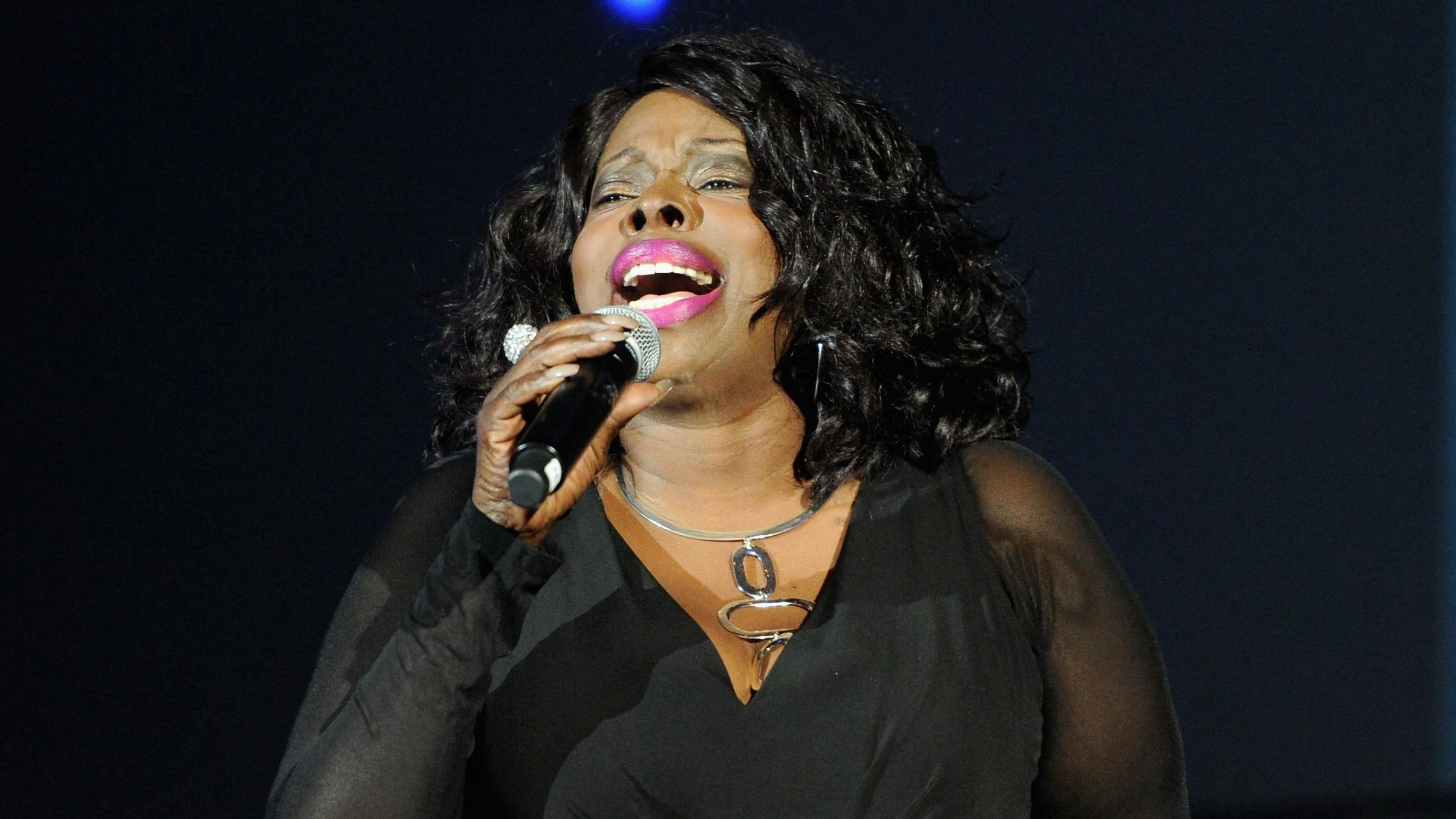 La chanteuse de soul et de R’n’B Angie Stone est morte dans un accident de voiture à l’âge de 63 ans