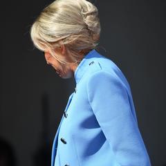 De la lumière et du mouvement : Brigitte Macron fait évoluer son look ...