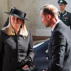 PHOTOS – Funérailles d’Astrid de Norvège : Haakon VIII et Mette-Marit, Märtha Louise et Victoria de Suède soudés… Retour en images sur l’adieu à la princesse