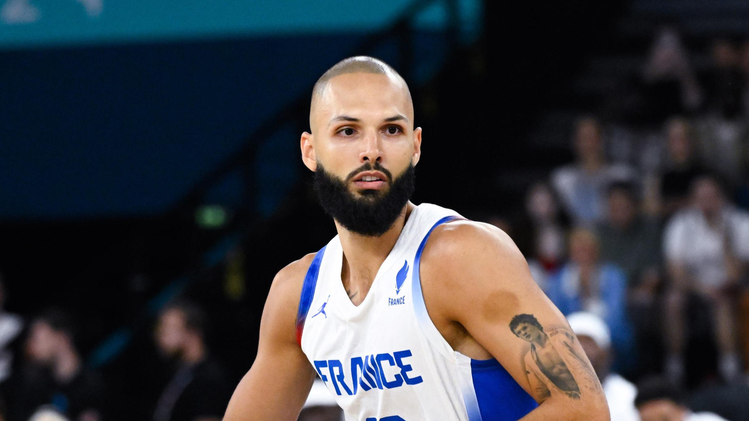 Basket : en vidéo, des supporteurs déchaînés de l’Olympiakos accueillent Evan Fournier