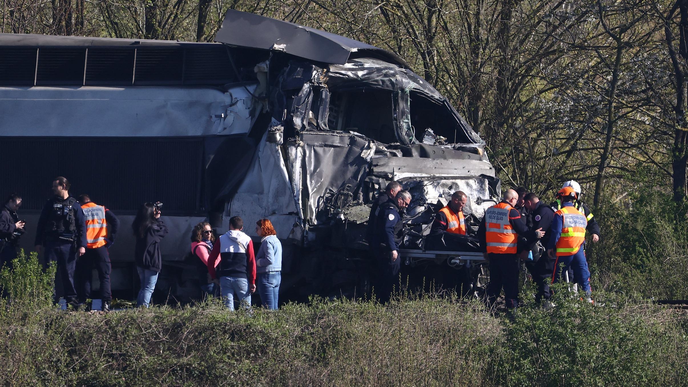 EN DIRECT - Poids lourd percuté par un TGV dans le Pas-de-Calais : un mort et deux blessés en urgence absolue, le trafic est perturbé