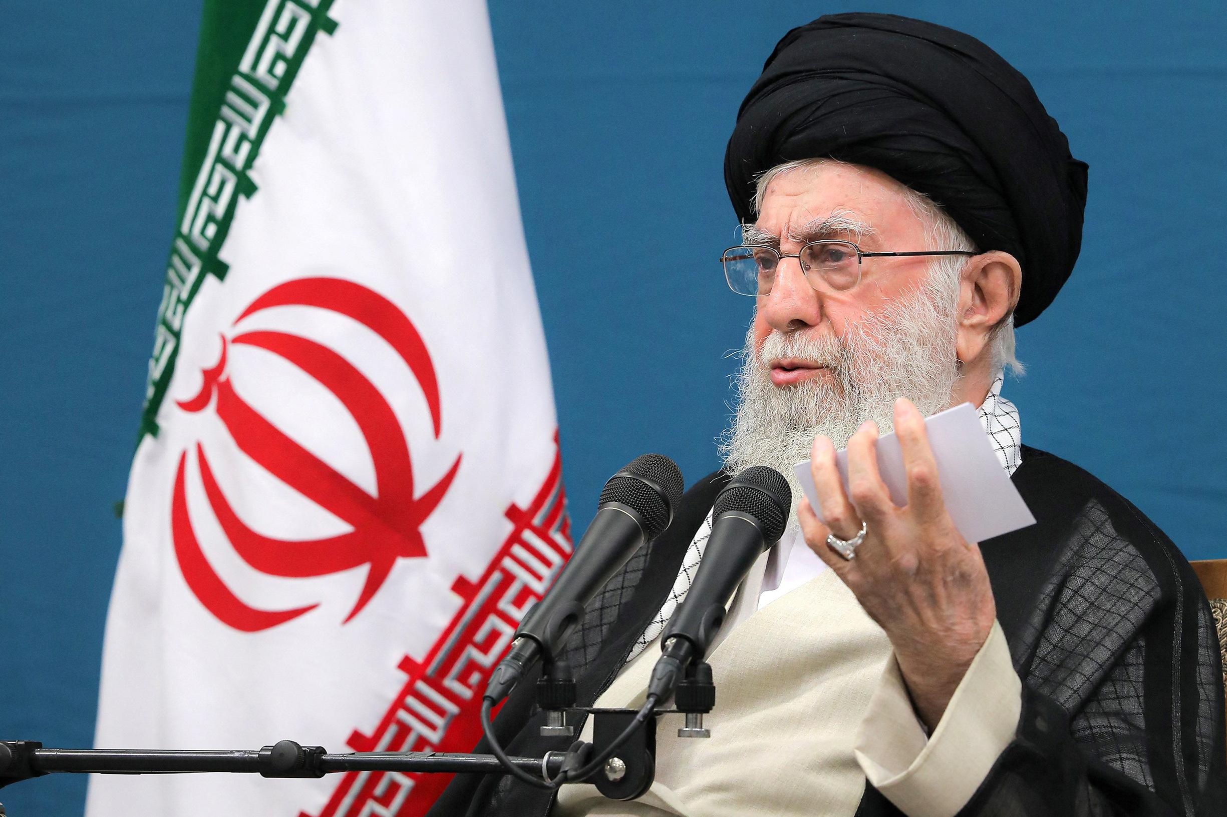 Iran : l'ayatollah Khamenei appelle à accroître le contrôle sur Internet