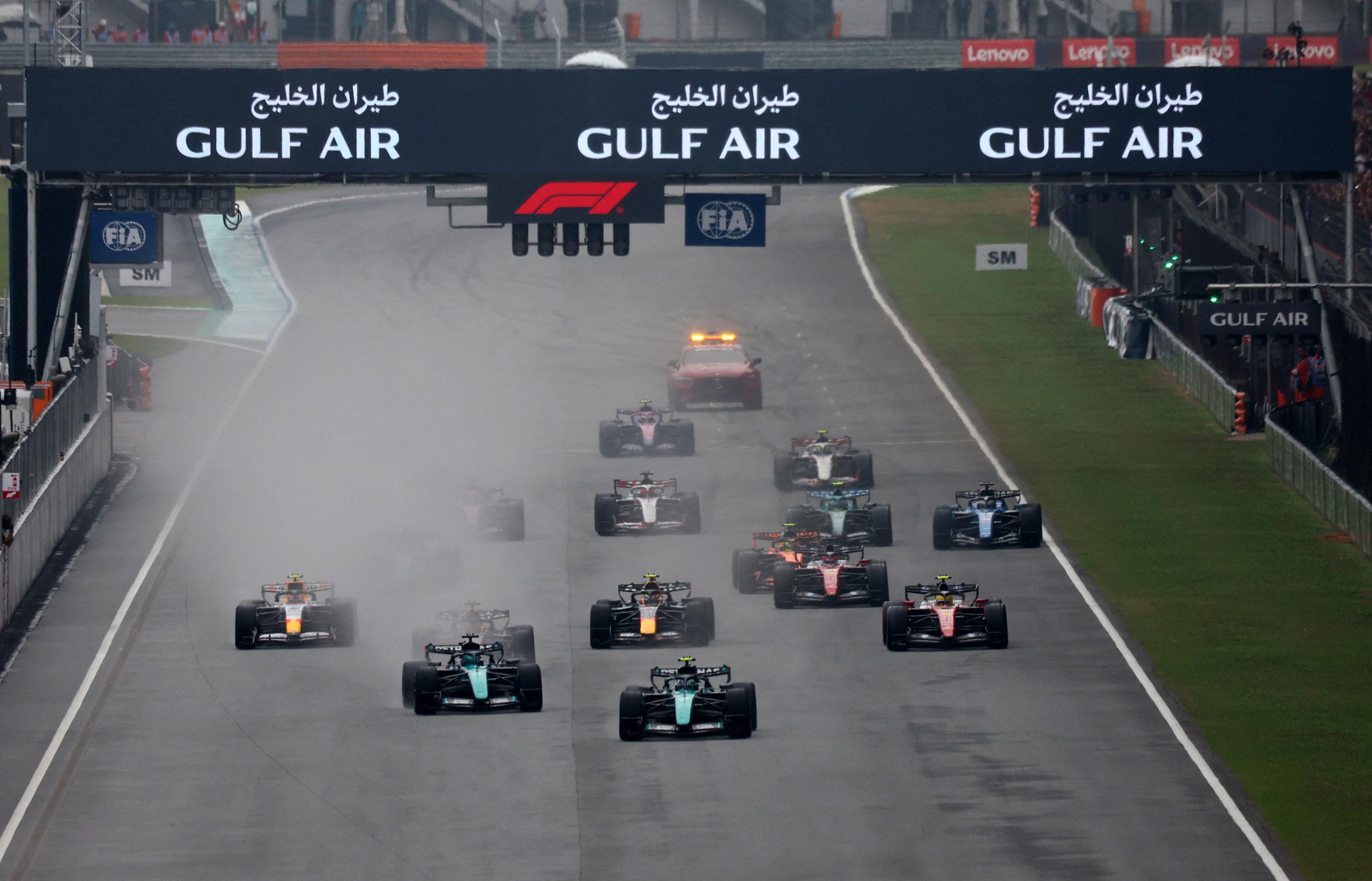 EN DIRECT - Formule 1 : Verstappen fait le spectacle et reprend la tête en Malaisie, Hadjar vise un nouveau podium