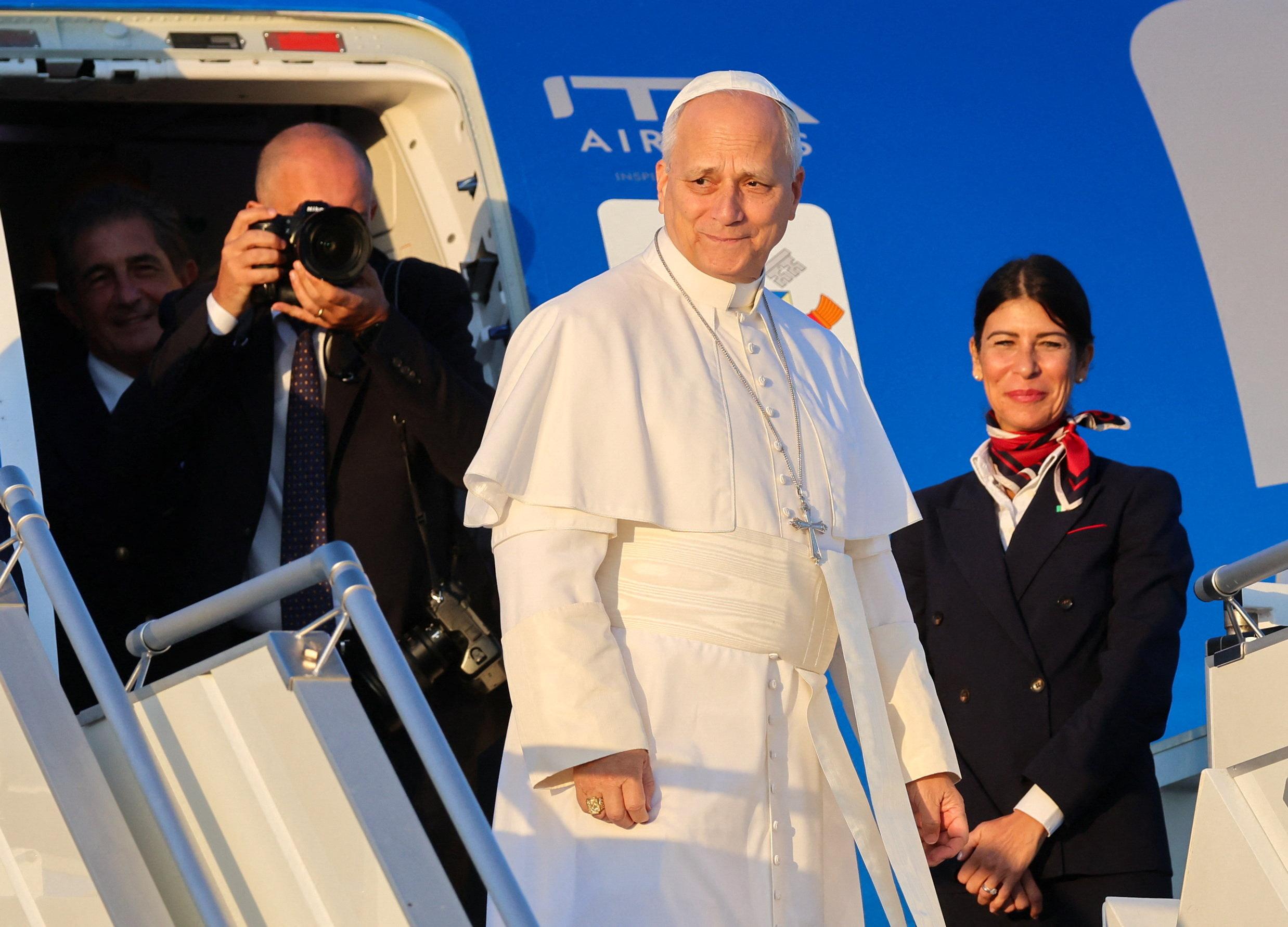EN DIRECT - Léon XIV en France: Emmanuel et Brigitte Macron accueillent le pape à Orly pour une visite historique de quatre jours