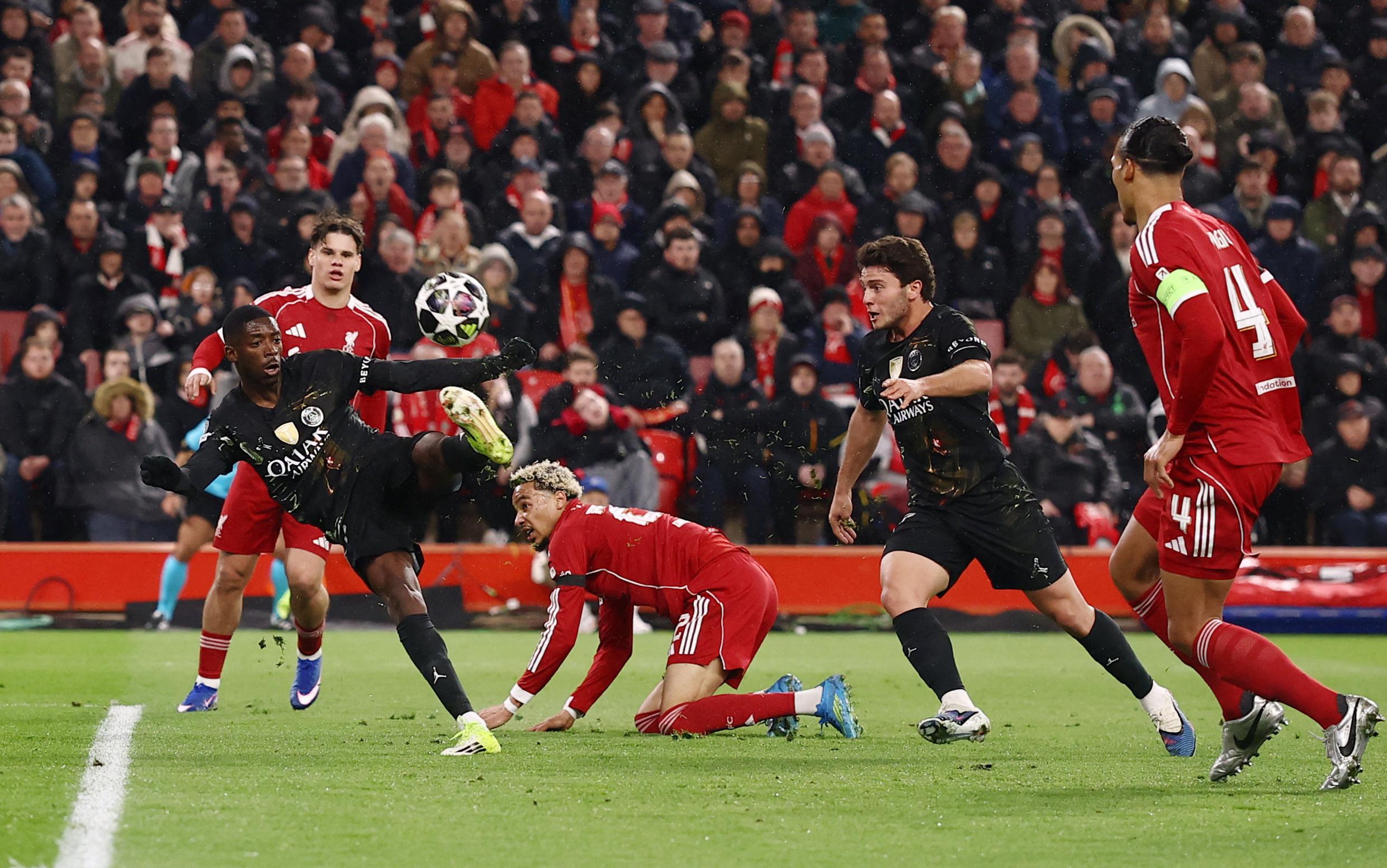 EN DIRECT - Liverpool-PSG : Ekitiké en pleurs, Safonov impérial, énorme sauvetage de Marquinhos ... La soirée à Anfield s’emballe