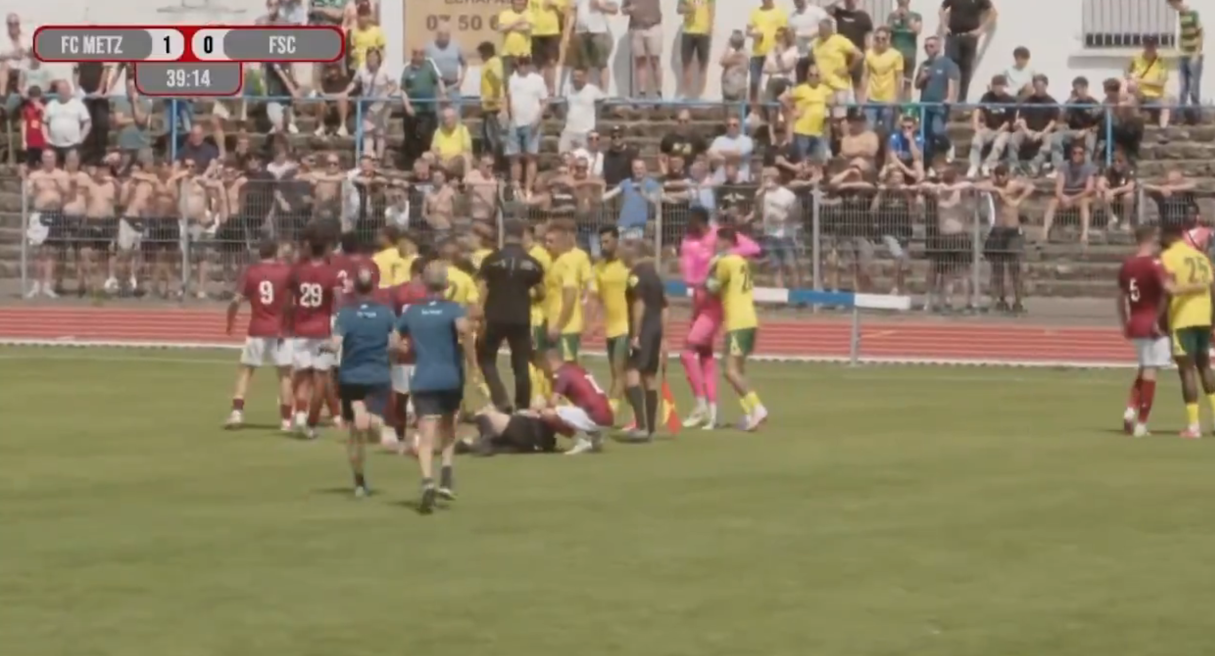 Foot : en vidéo, une arbitre projetée au sol et contrainte de céder sa place lors d’un match amical entre Metz et le Fortuna Sittard