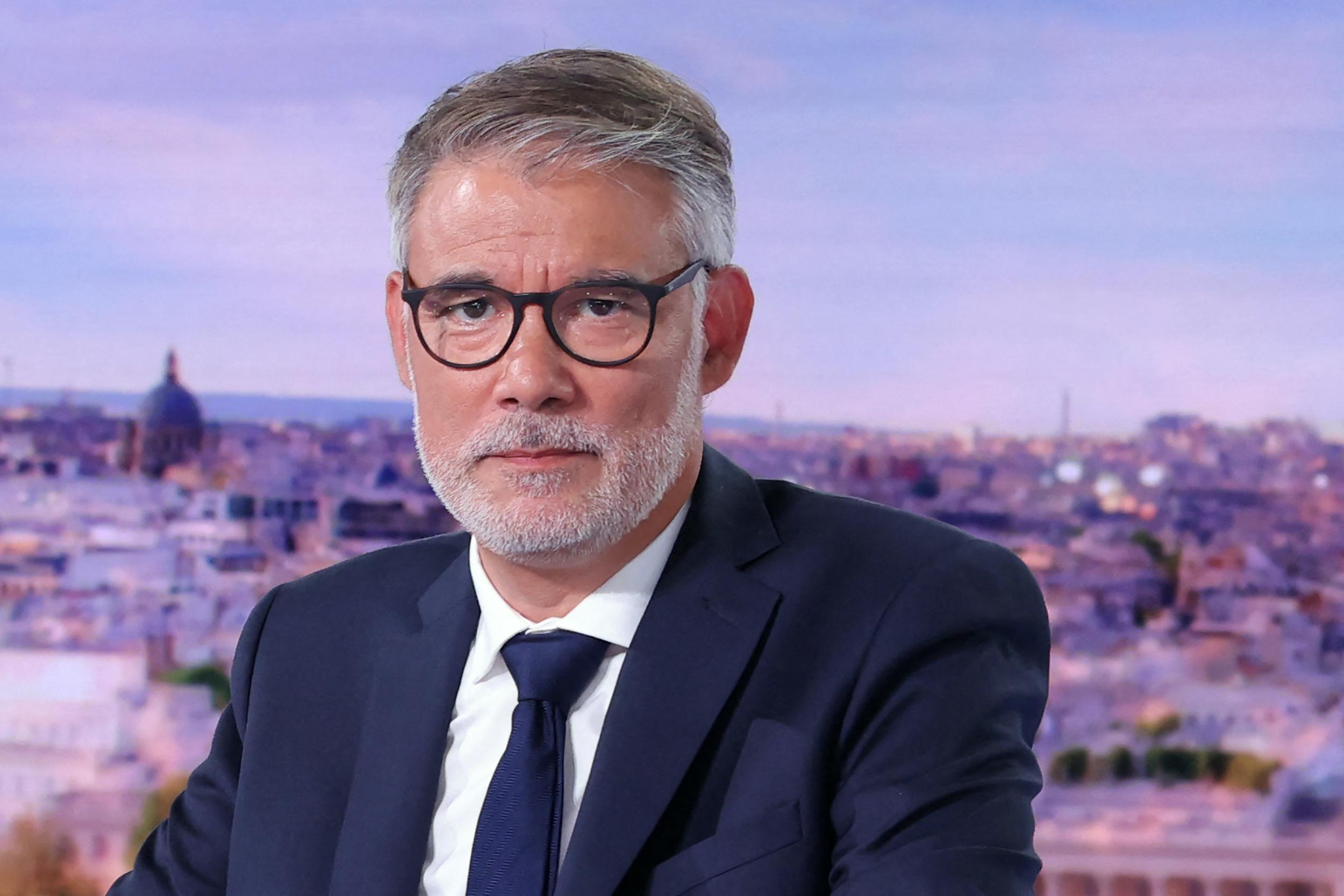 EN DIRECT - Présidentielle 2027 : Faure accuse Hollande de «chercher sa voie avec une alliance de centre droit», et tacle sa proposition de TVA sociale thumbnail