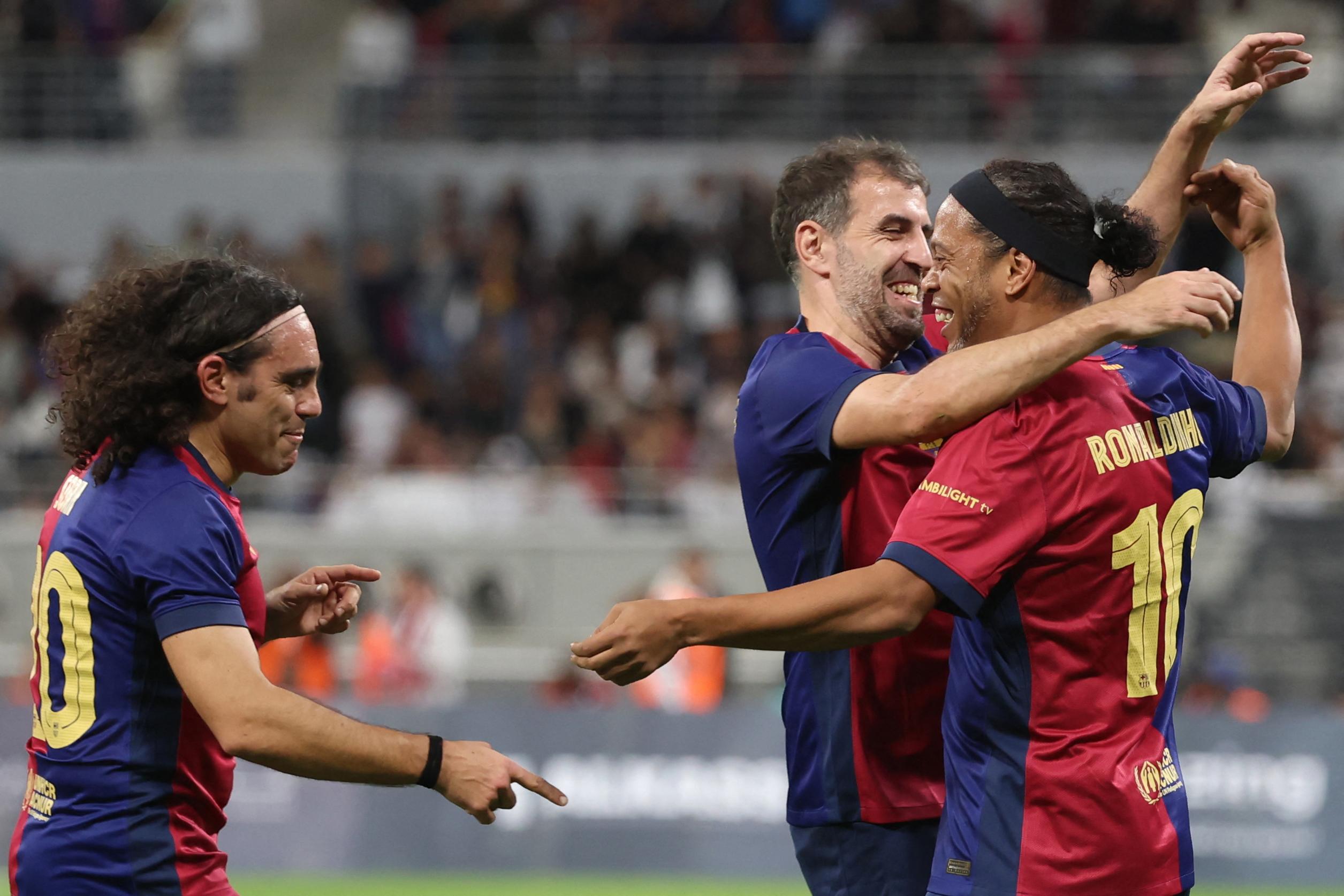 Foot : Ronaldinho marque un coup-franc magnifique lors d’un match des légendes avec le Barça