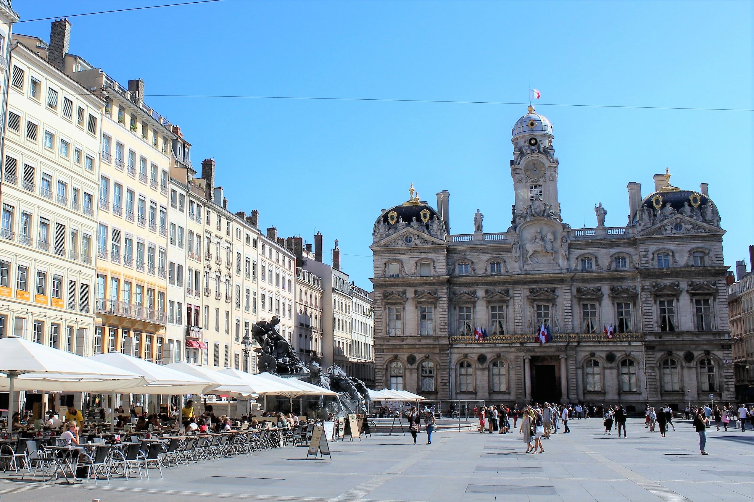 Lyon : le maire écologiste Grégory Doucet en opération séduction auprès des commerçants et artisans