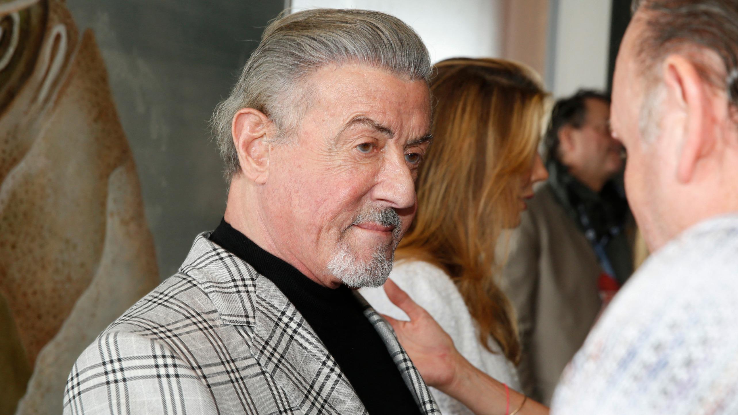 « C’est hors de contrôle » : Sylvester Stallone défend l’usage de l’IA et incite les jeunes acteurs à changer de voie vignette