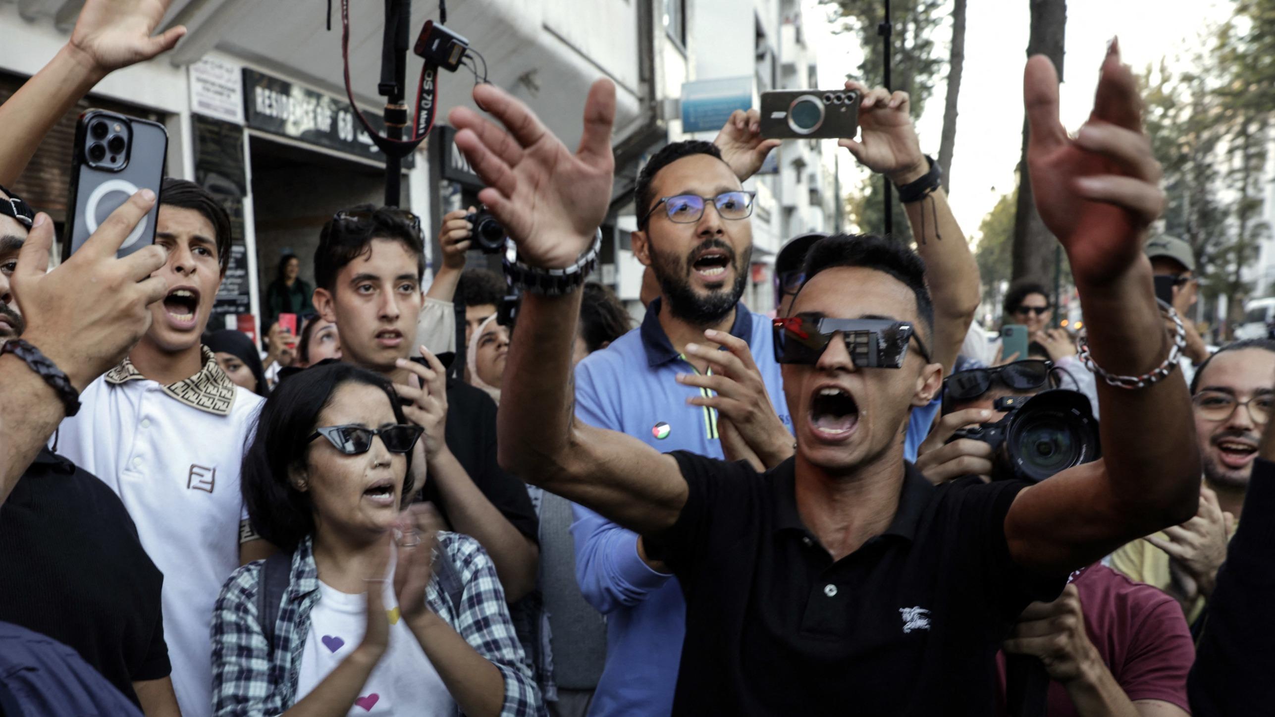 «Nous voulons des hôpitaux et des écoles, pas seulement des stades» : au Maroc, la Gen Z manifeste contre les inégalités