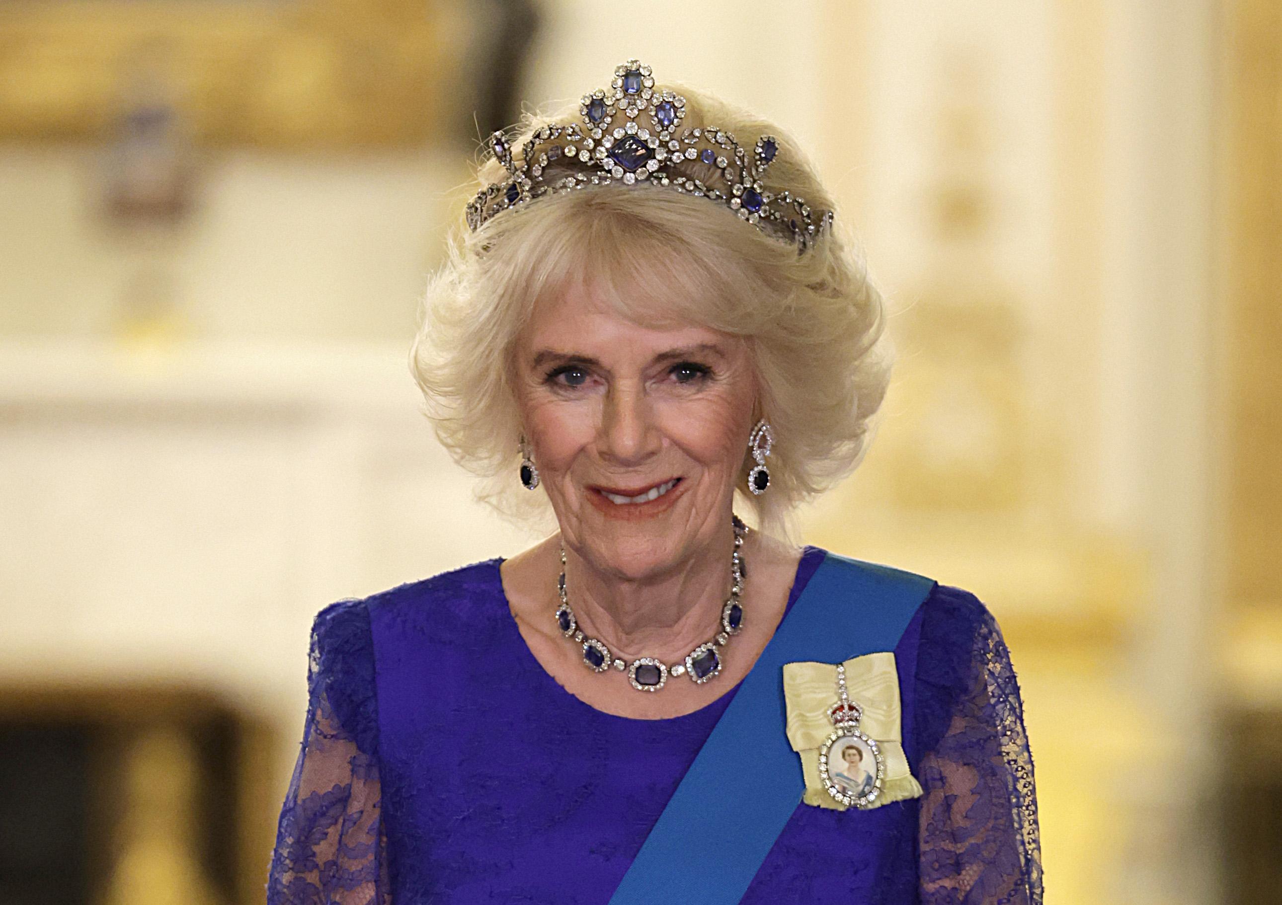 La reine Camilla porte les saphirs d&#039;Elizabeth II à Londres
