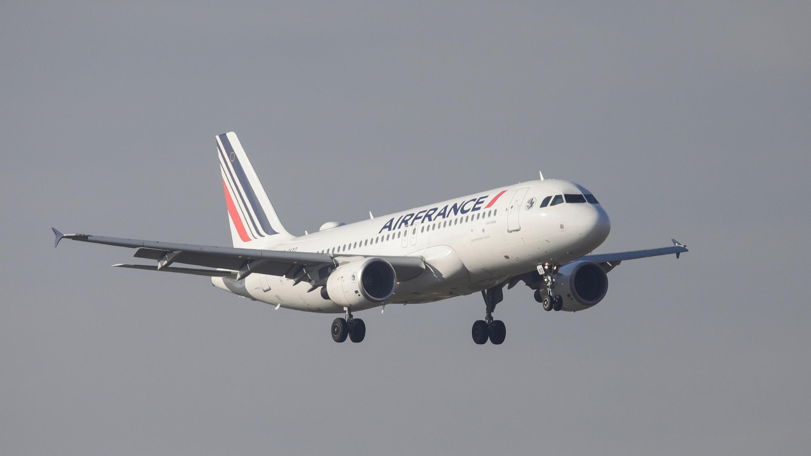 «Les retours des clients sont extraordinaires» : malgré la polémique, Air France assume le choix du wifi Starlink d’Elon Musk