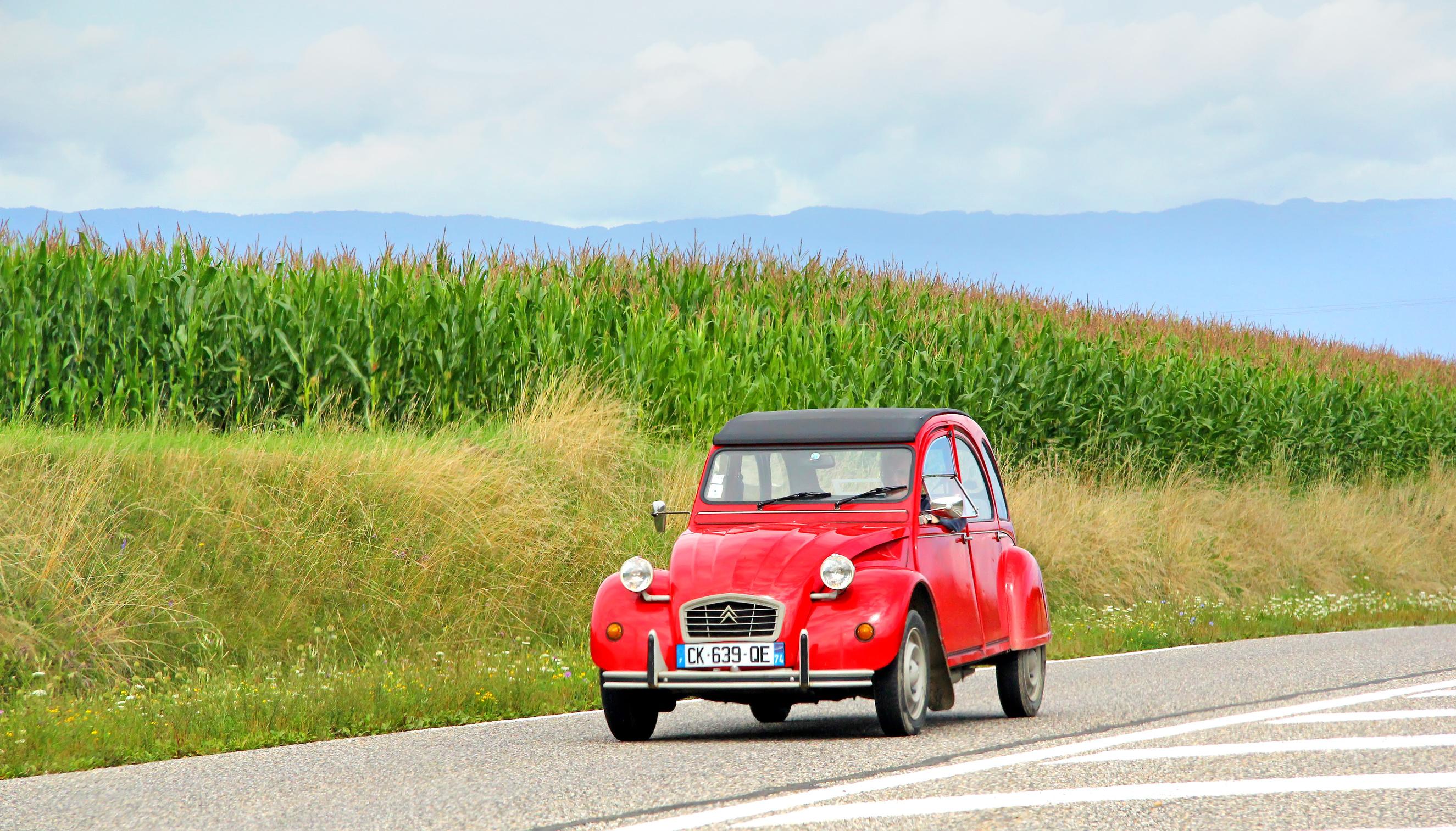 « On ne va pas retrouver l’âme de ces voitures » : les propriétaires de «Deudeuches» divisés face au projet de 2 CV électrique