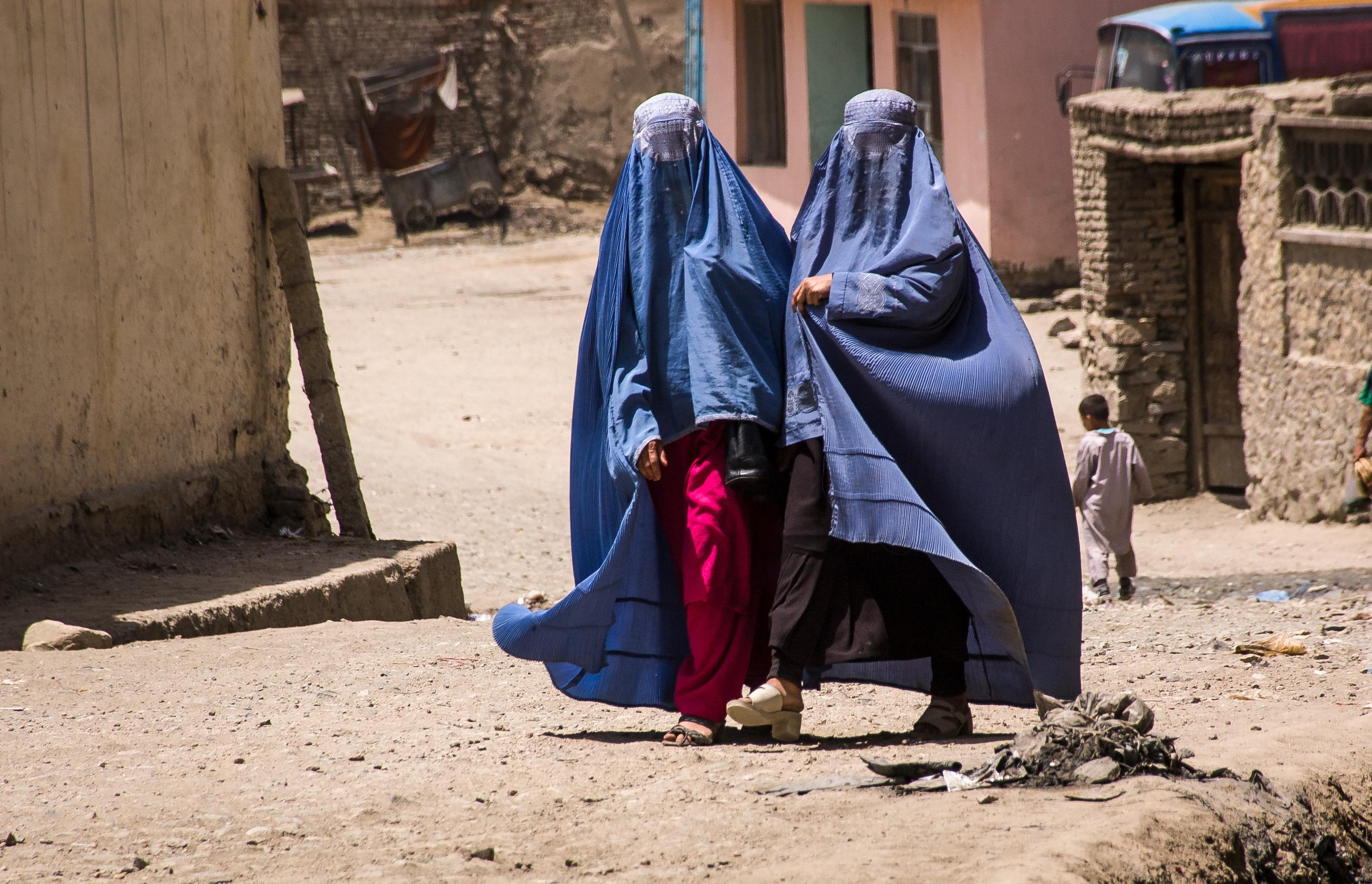 Afghanistan : des femmes se filment en train de chanter pour protester contre l'interdiction