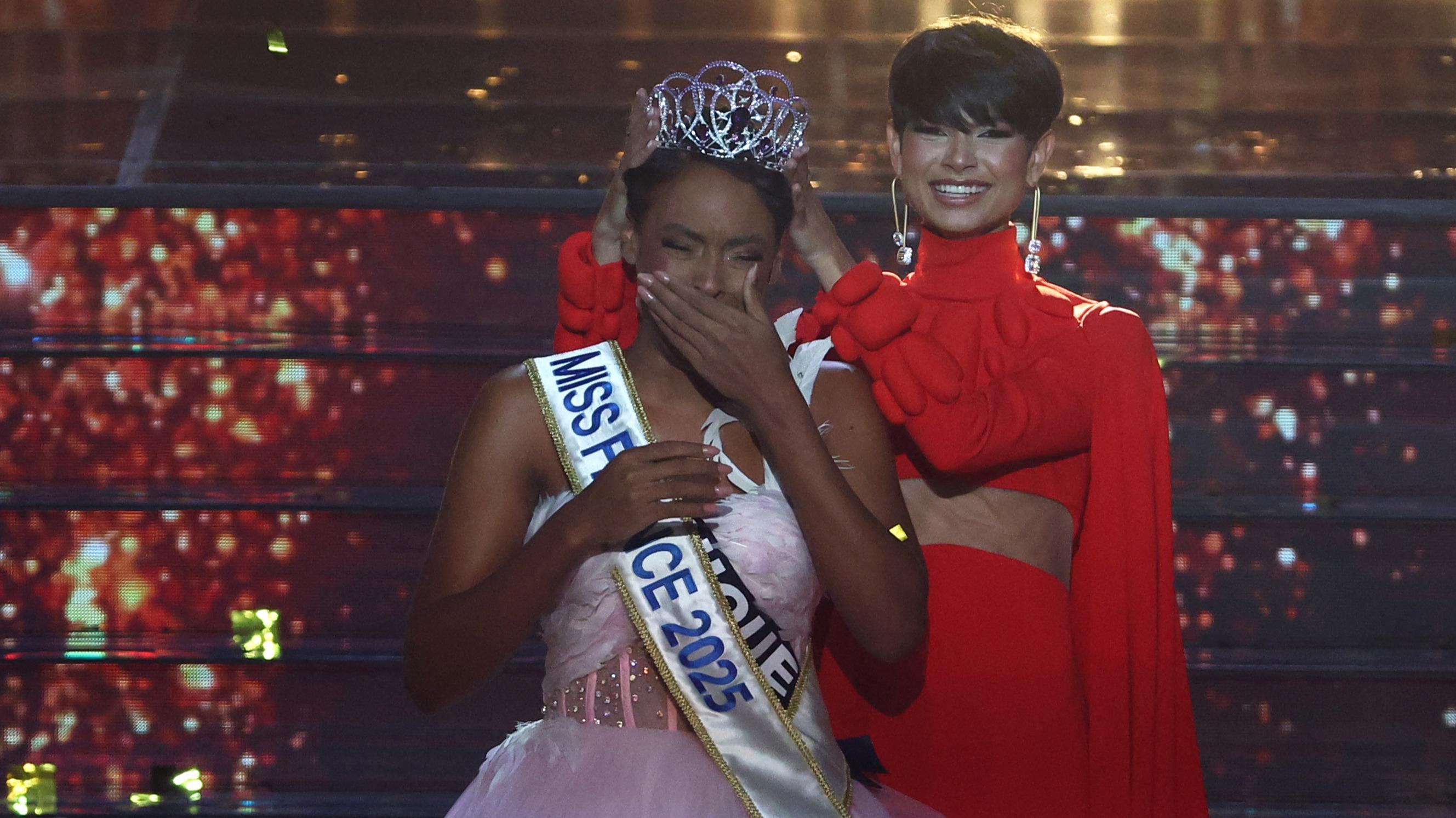 Je vous invite à la laisser tranquille !  : Ève Gilles prend la défense d’Angélique Angarni-Filopon, Miss France 2025