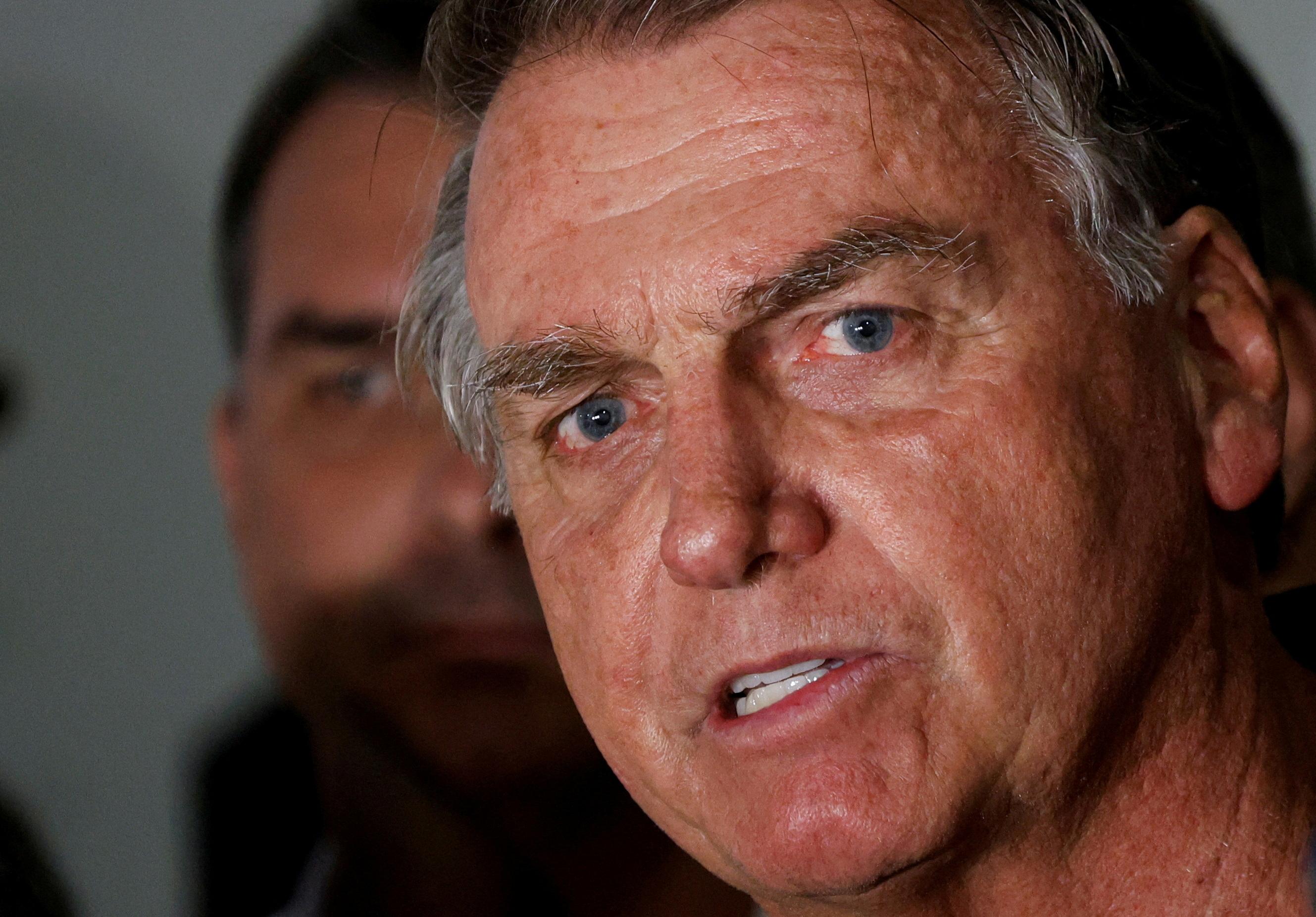 Brésil : un juge ordonne le transfert de l’ex-président Jair Bolsonaro dans une prison aux conditions «plus favorables»