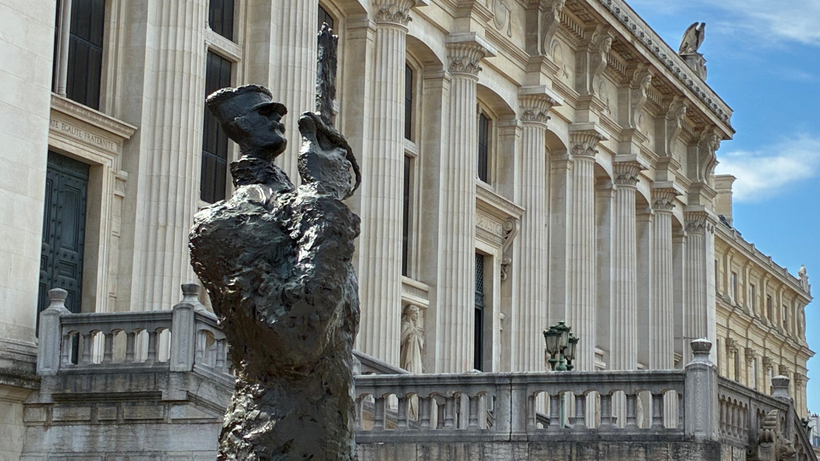 « Une victoire de l’esprit républicain sur les forces réactionnaires » : Macron transfert la statue de Dreyfus au Palais de justice