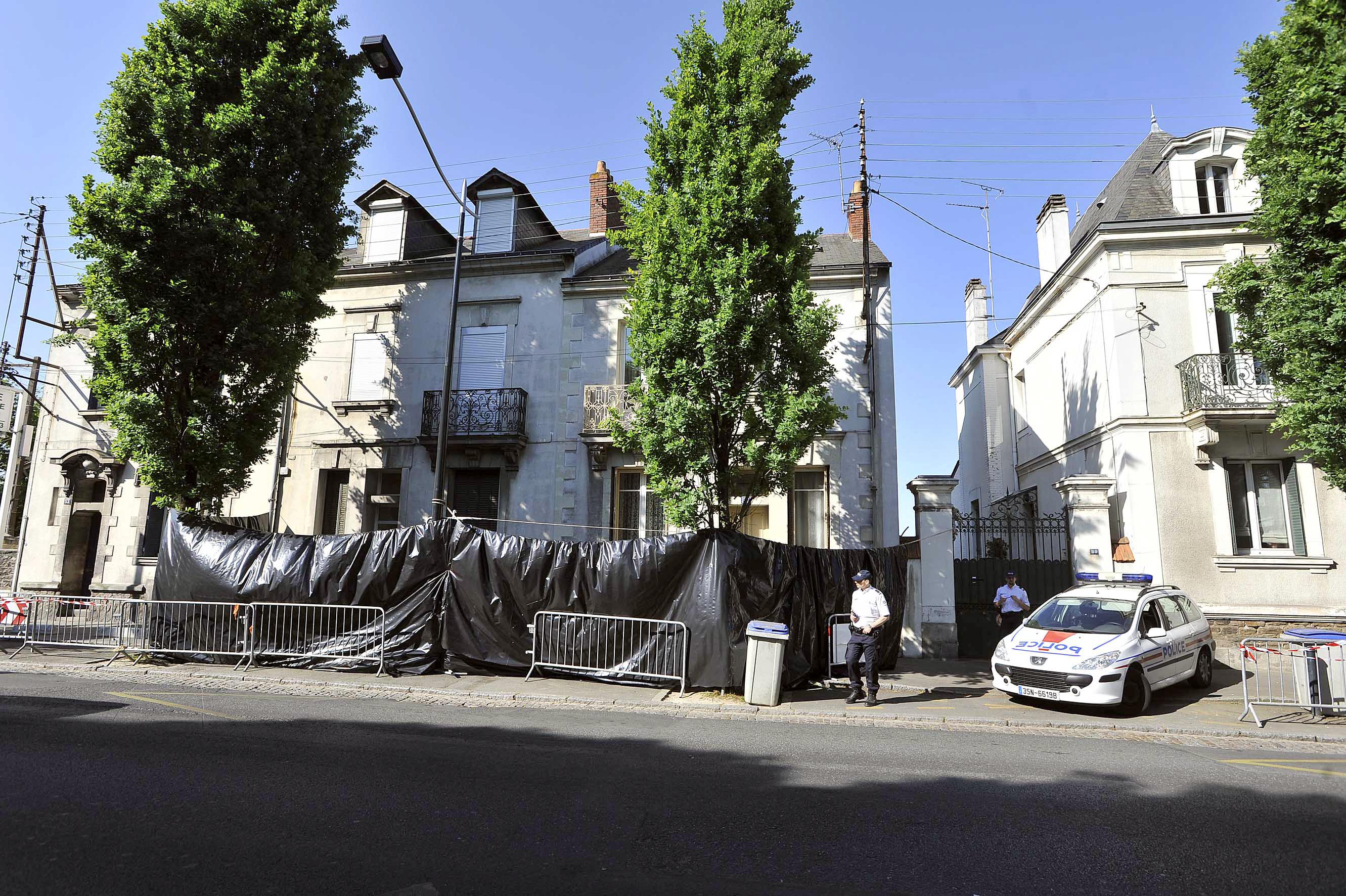 Des policiers, en avril 2011, surveillant la maison des Dupont de Ligonnès, située boulevard Maurice Schumann, à Nantes.
